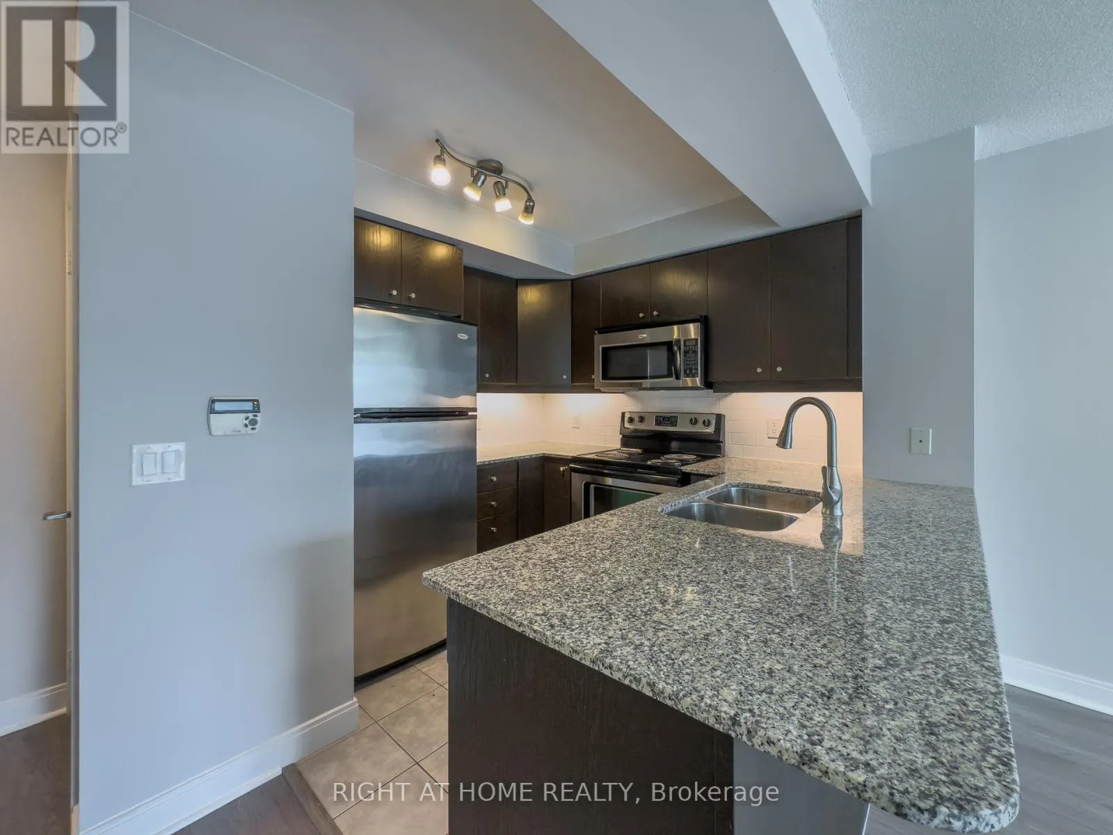 806 - 1 SCOTT STREET