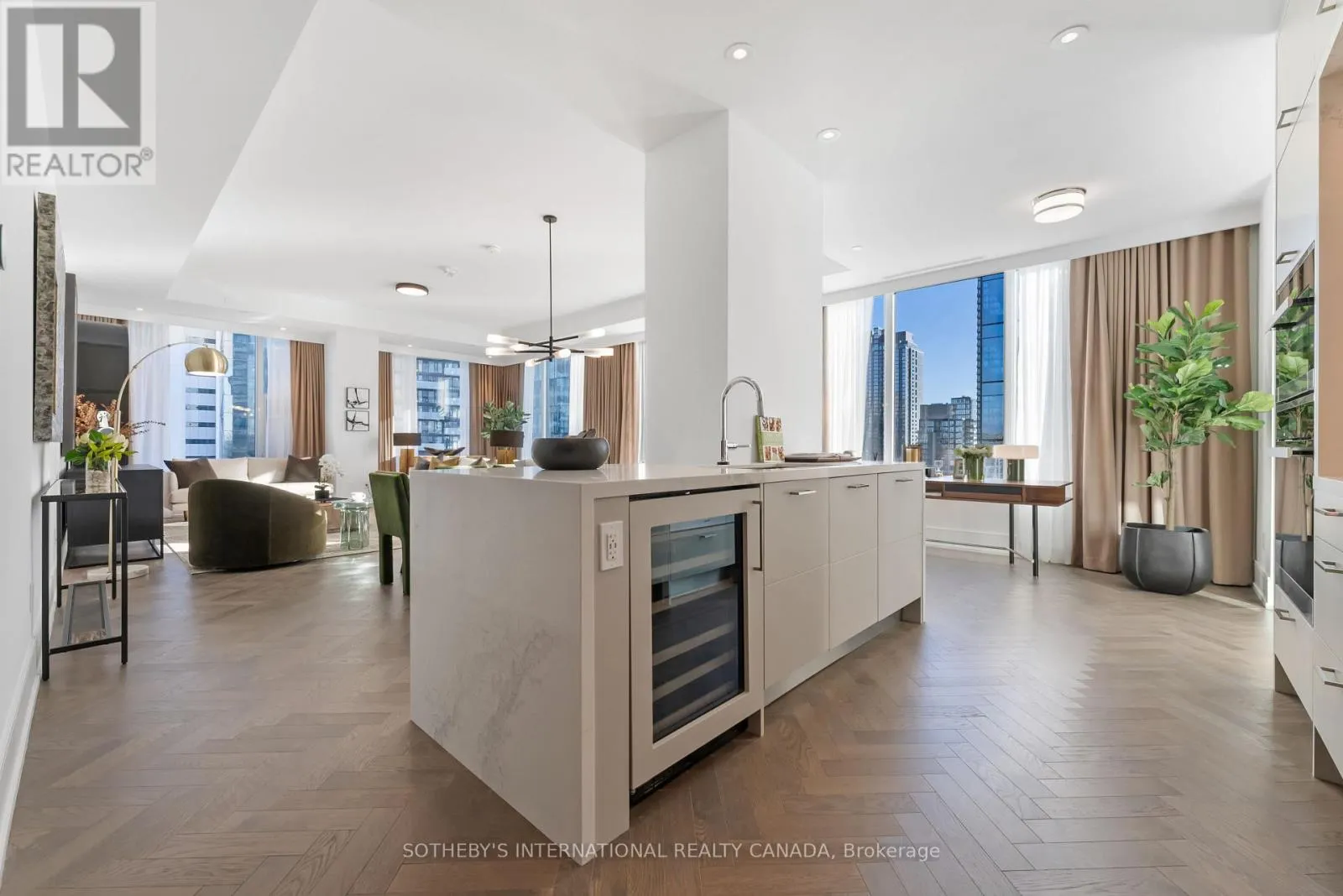 1105 - 455 WELLINGTON STREET W
