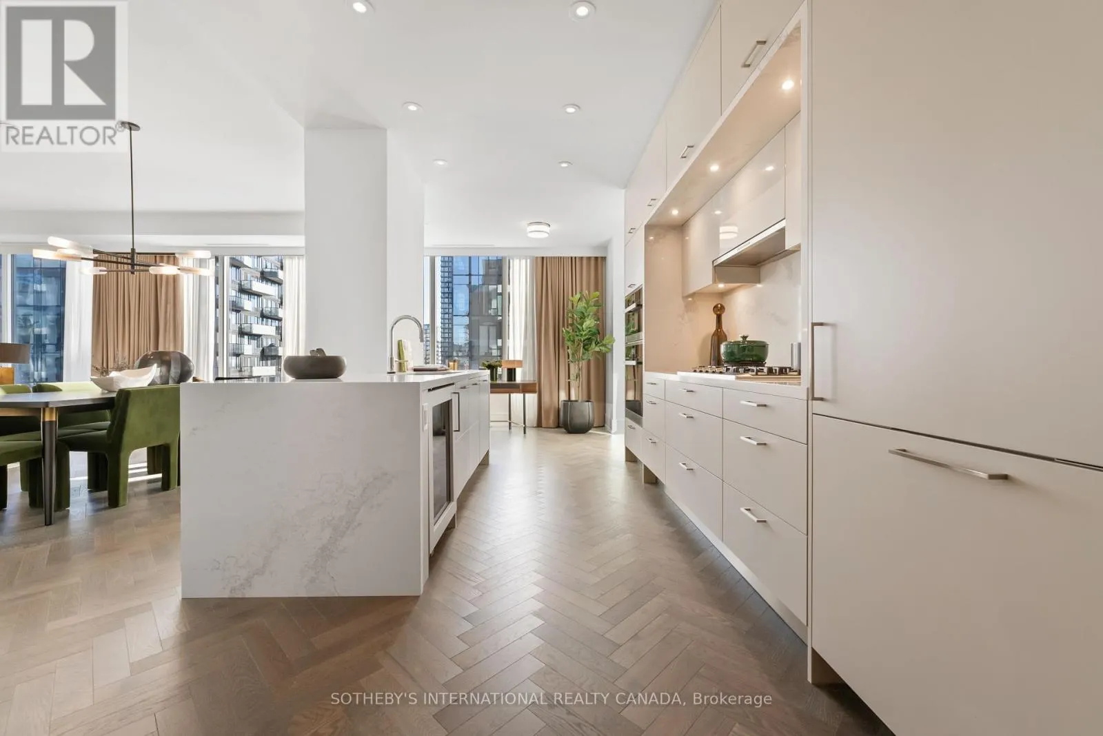1105 - 455 WELLINGTON STREET W