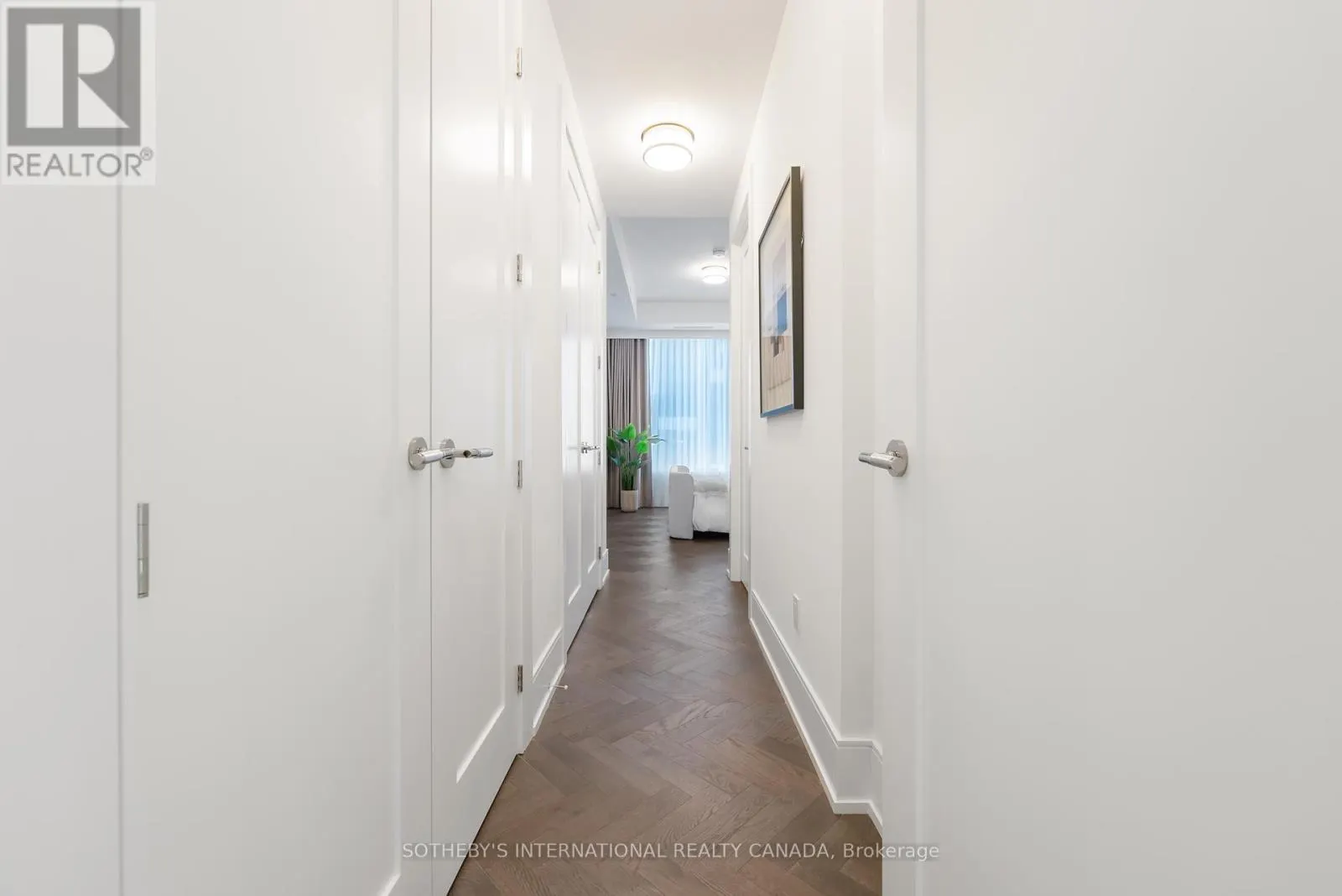 1105 - 455 WELLINGTON STREET W