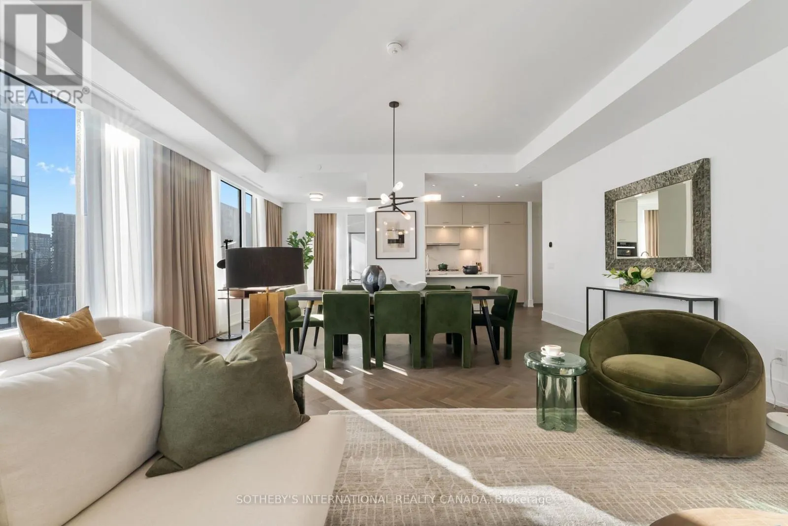 1105 - 455 WELLINGTON STREET W
