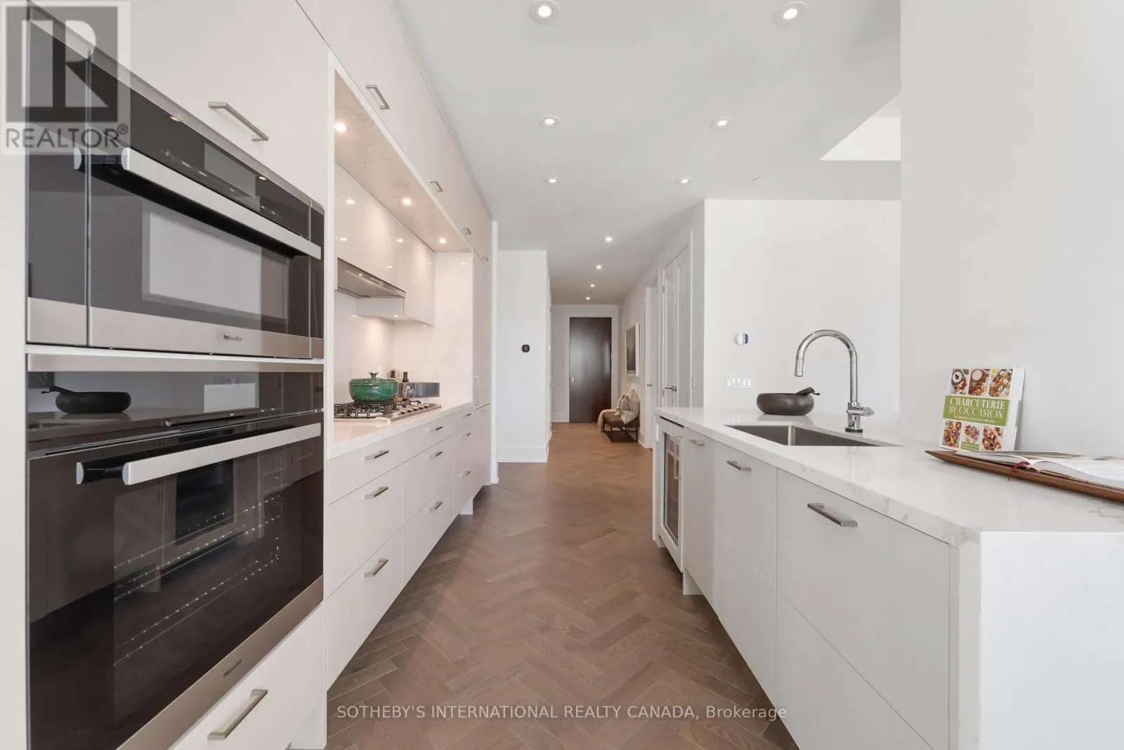 1105 - 455 WELLINGTON STREET W