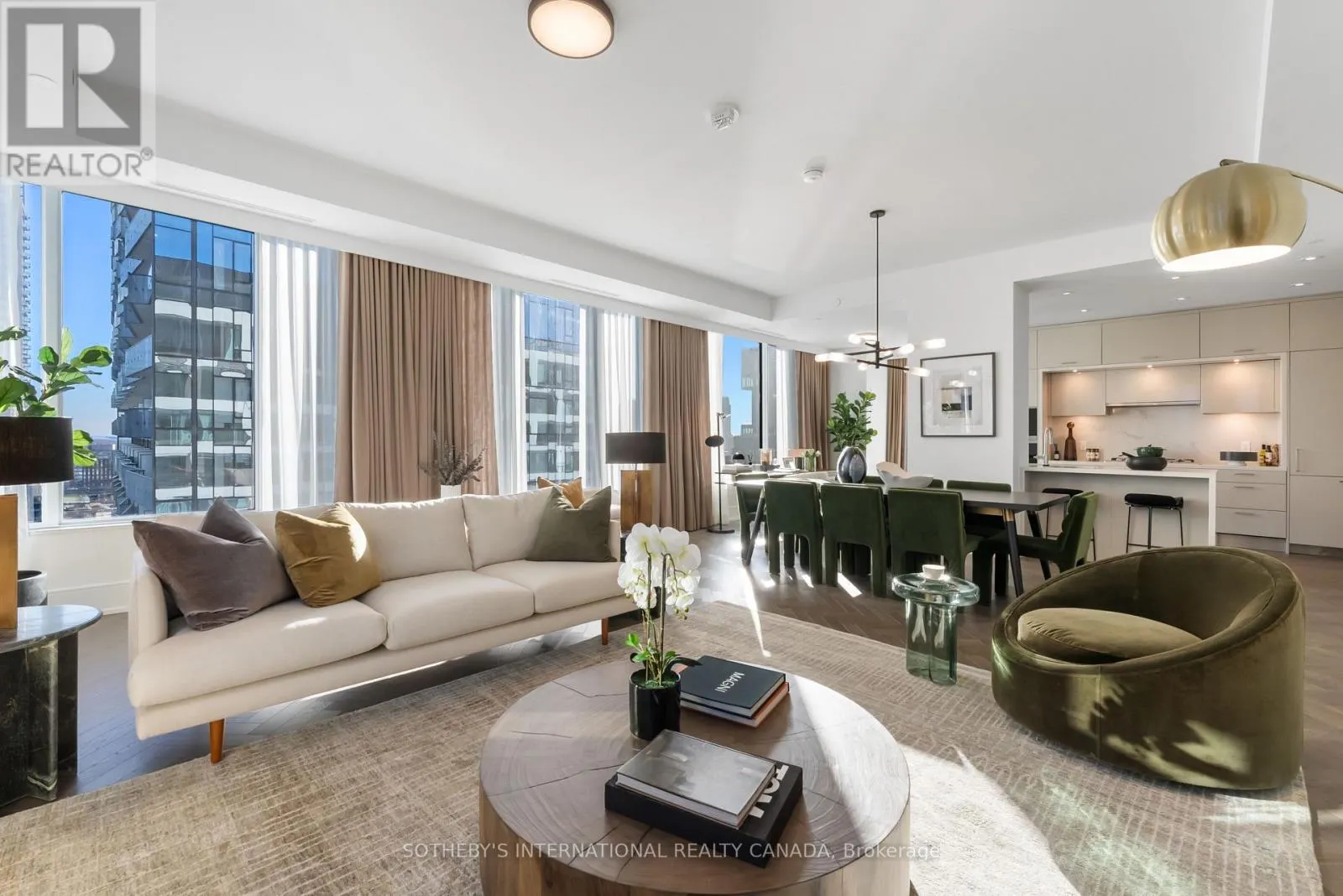 1105 - 455 WELLINGTON STREET W