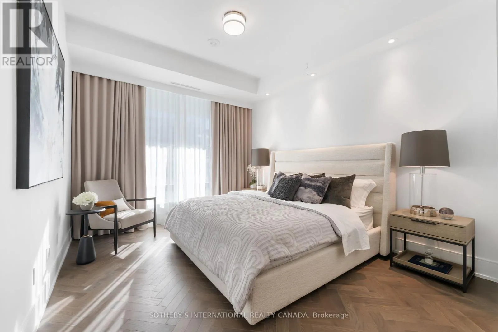 1105 - 455 WELLINGTON STREET W