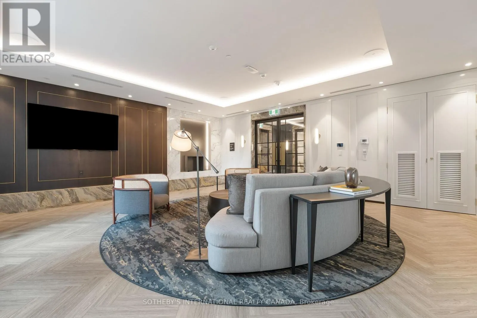 1105 - 455 WELLINGTON STREET W