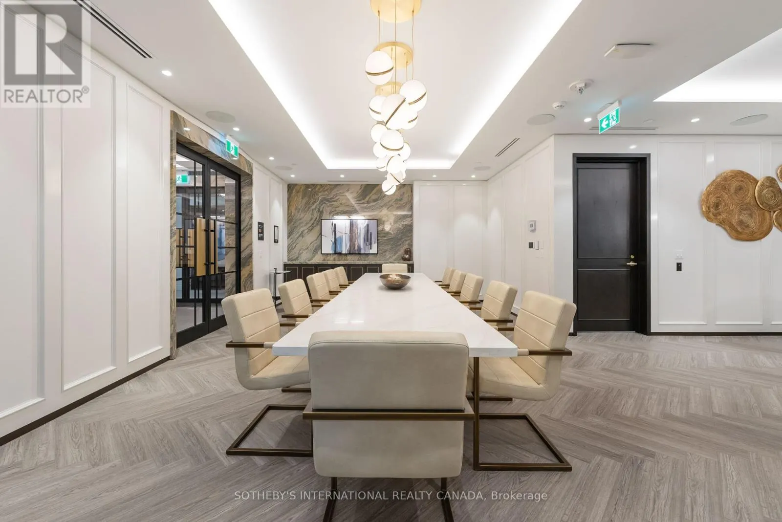 1105 - 455 WELLINGTON STREET W