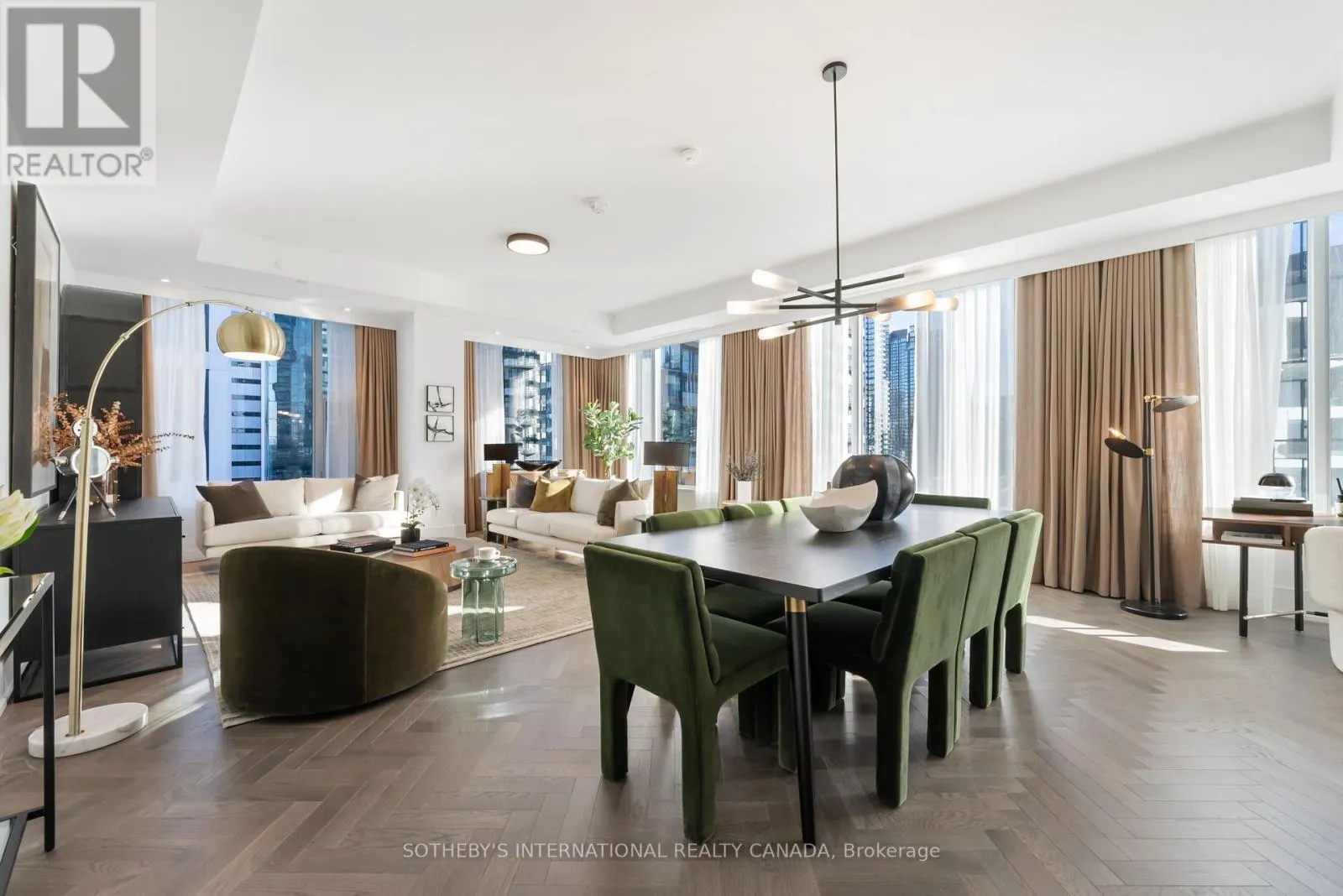 1105 - 455 WELLINGTON STREET W