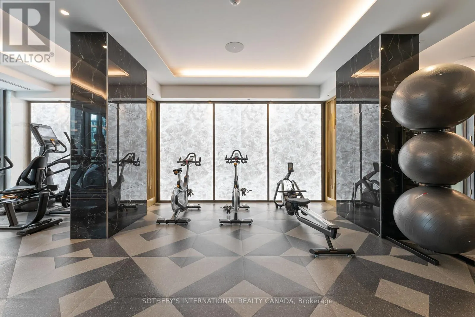 1105 - 455 WELLINGTON STREET W