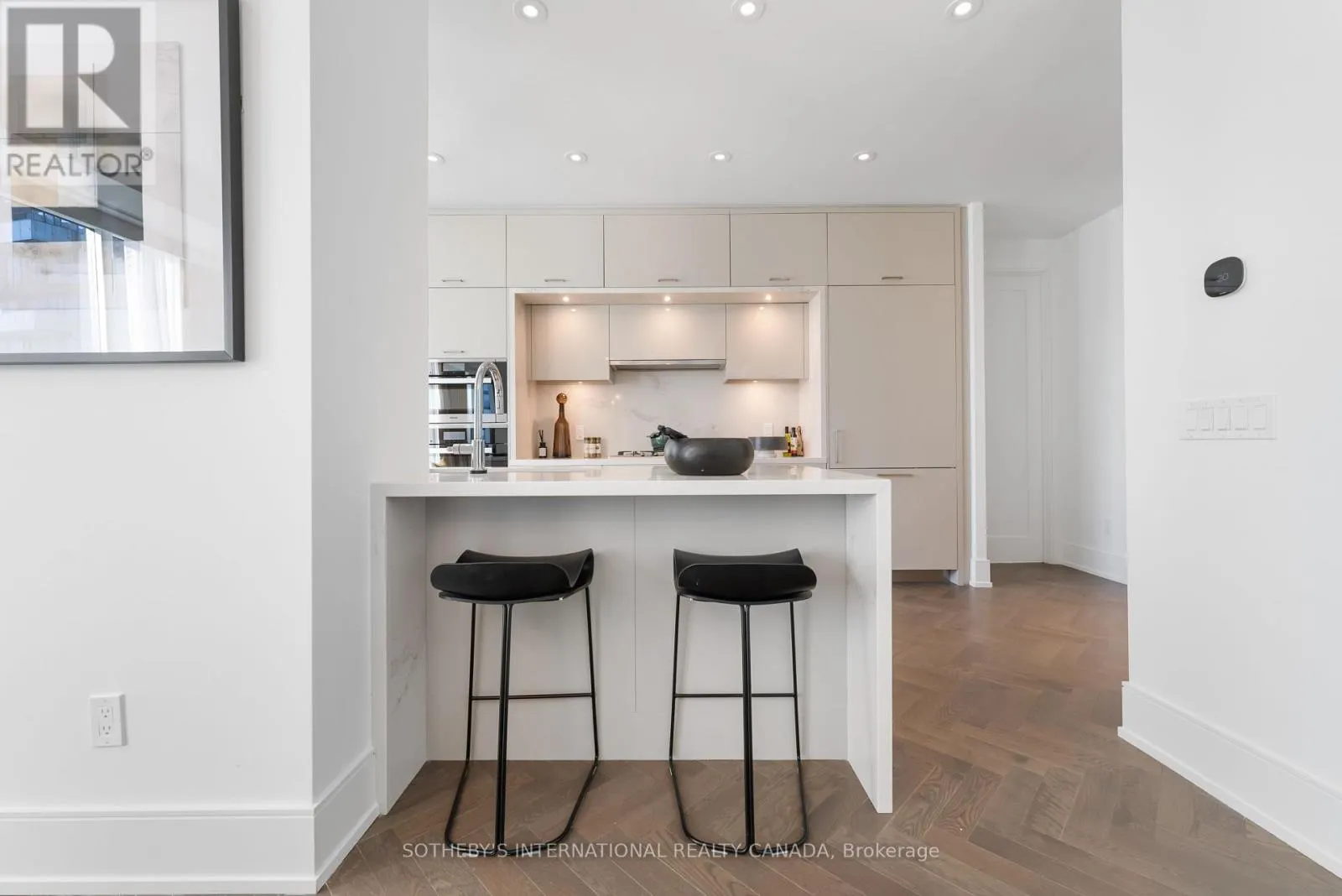1105 - 455 WELLINGTON STREET W