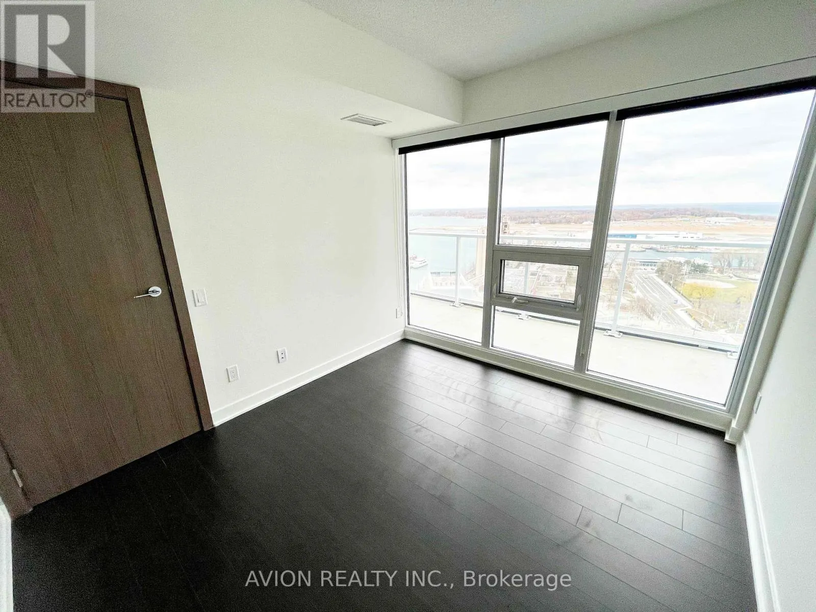 2516 - 17 BATHURST STREET