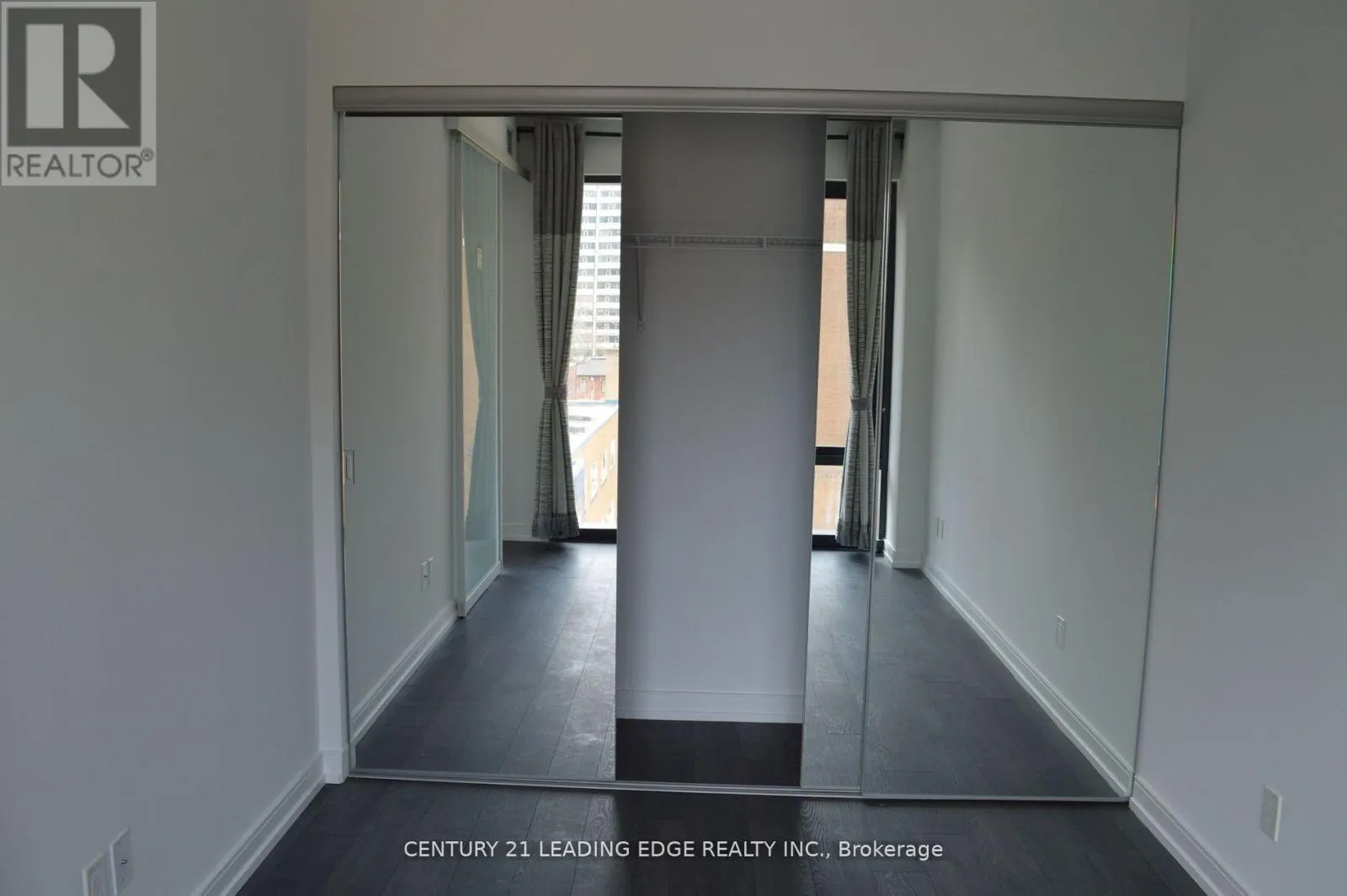 405 - 28 WELLESLEY STREET E