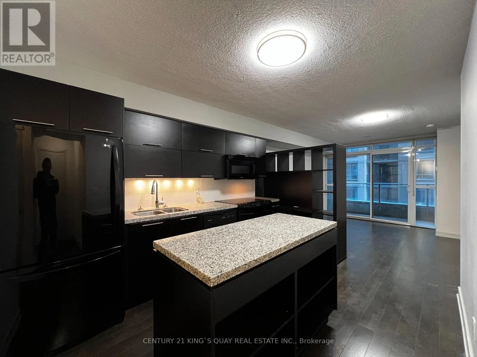 407 - 126 SIMCOE STREET