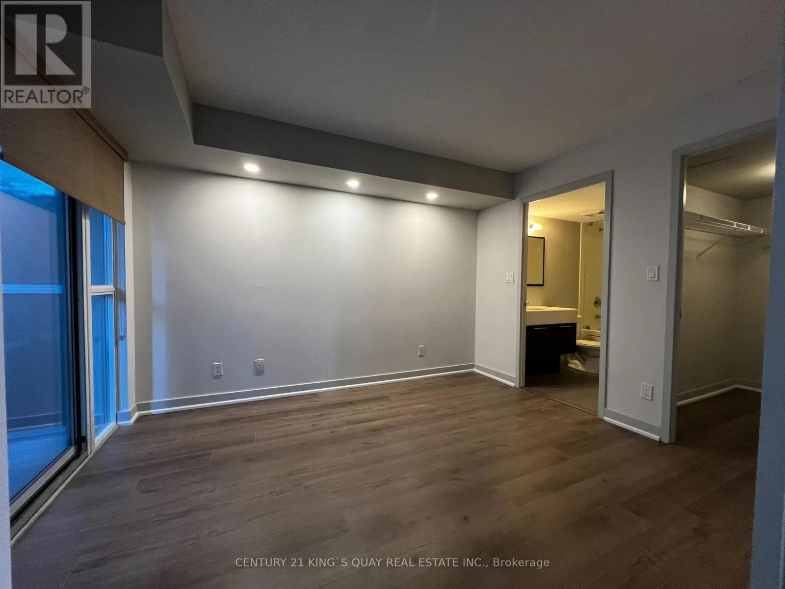 407 - 126 SIMCOE STREET
