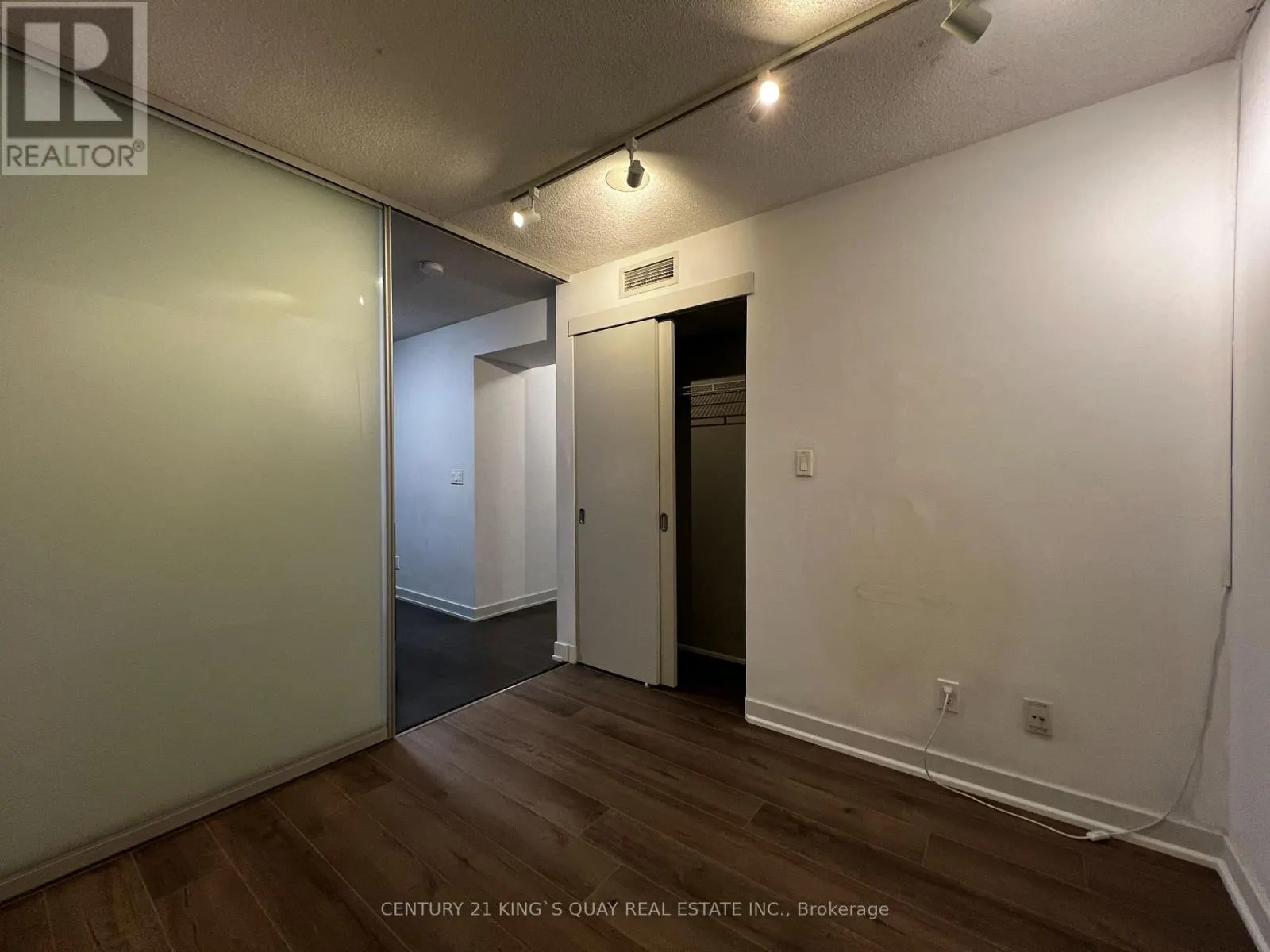 407 - 126 SIMCOE STREET