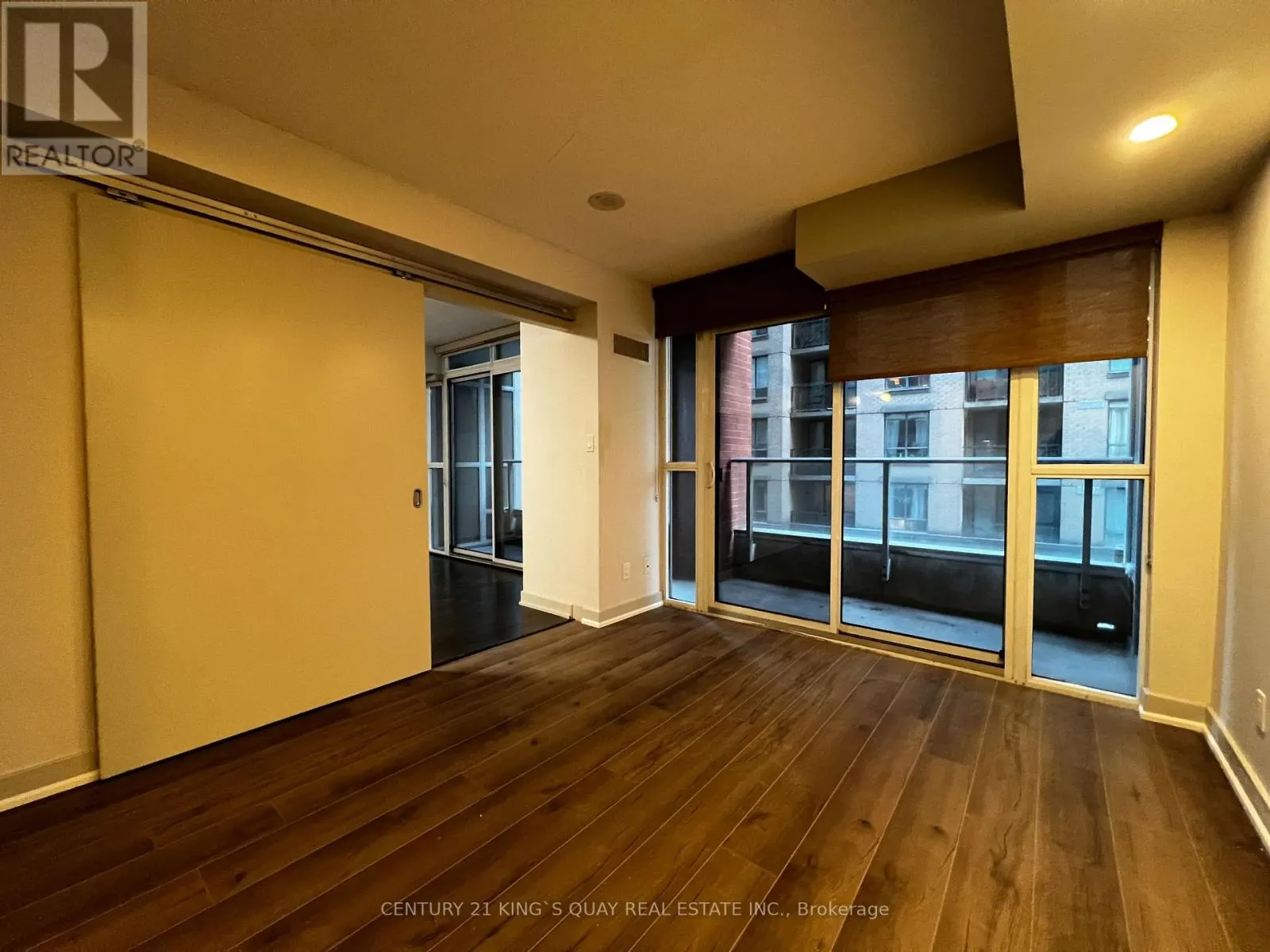 407 - 126 SIMCOE STREET