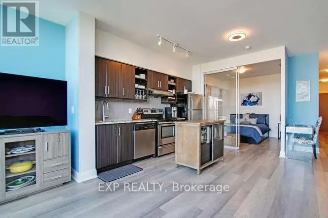 PH18 - 160 VANDERHOOF AVENUE