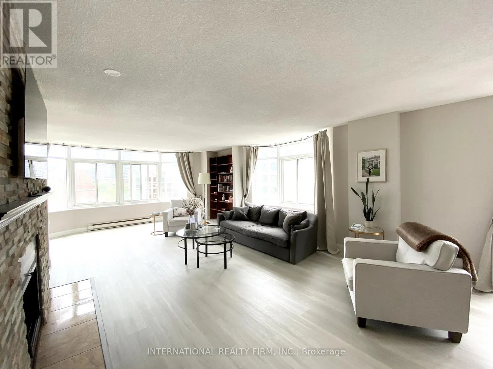 605 - 135 GEORGE STREET S