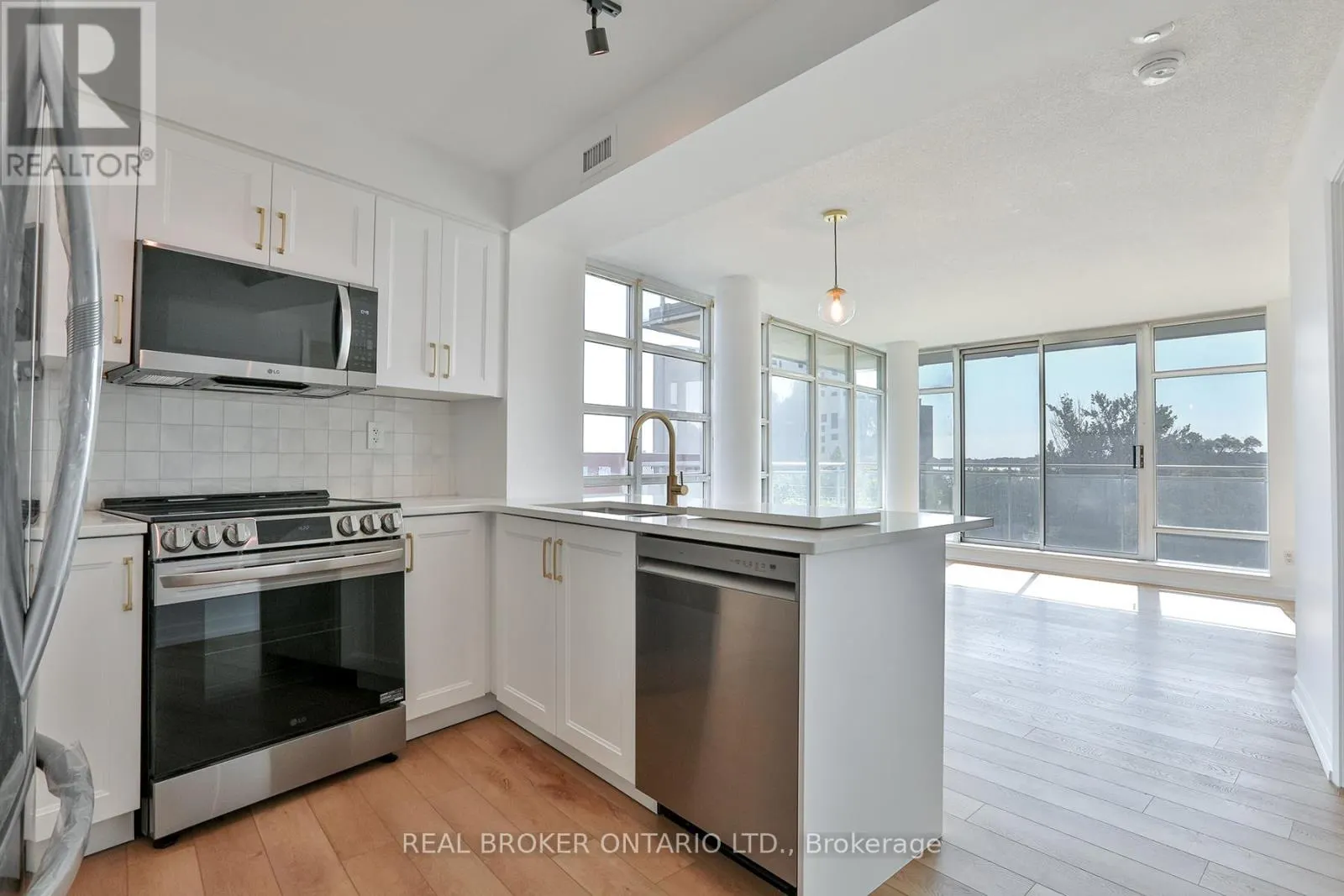 607 - 650 QUEENS QUAY W