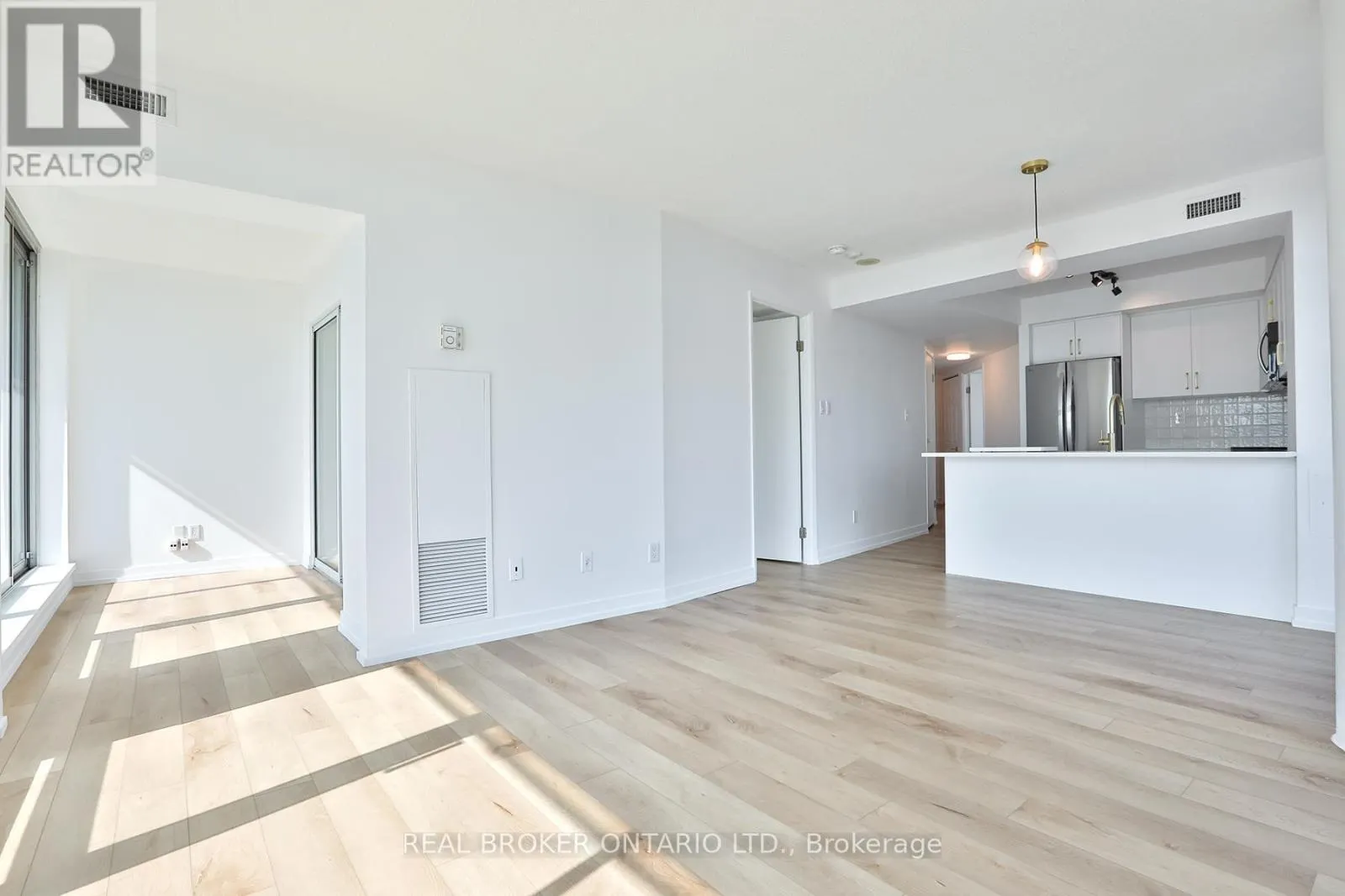 607 - 650 QUEENS QUAY W