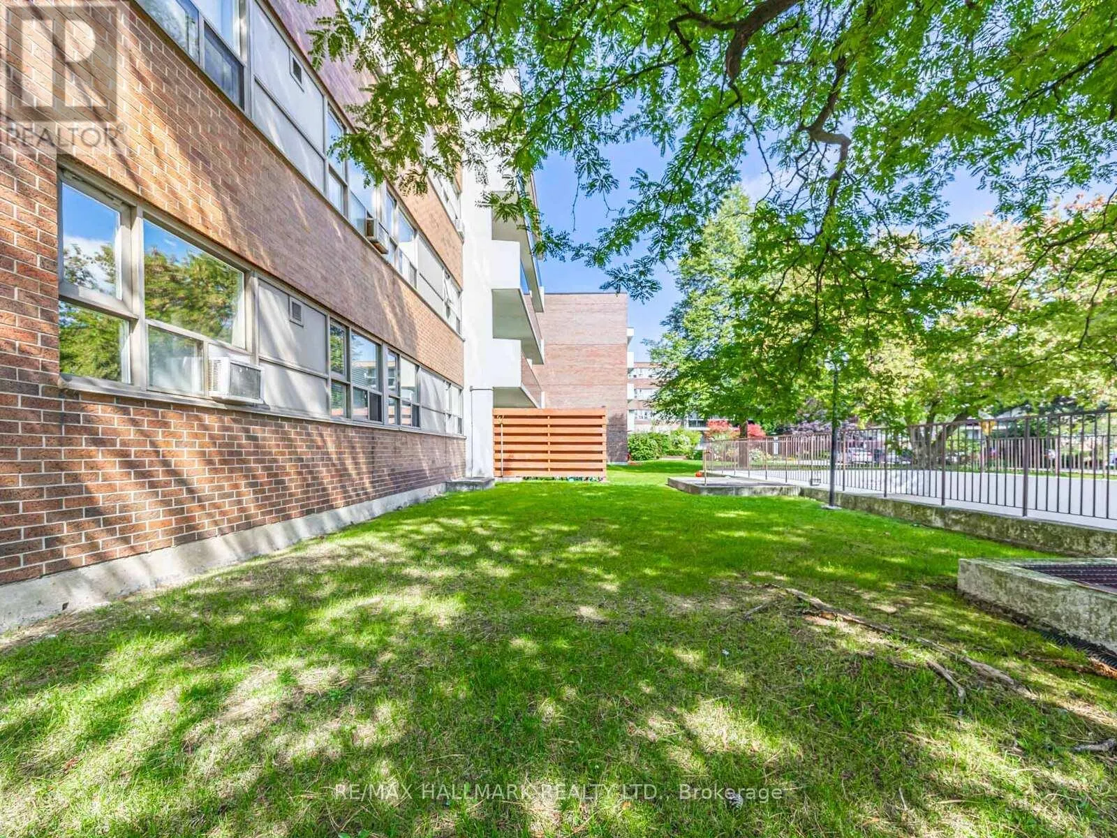 104 - 40 SUNRISE AVENUE