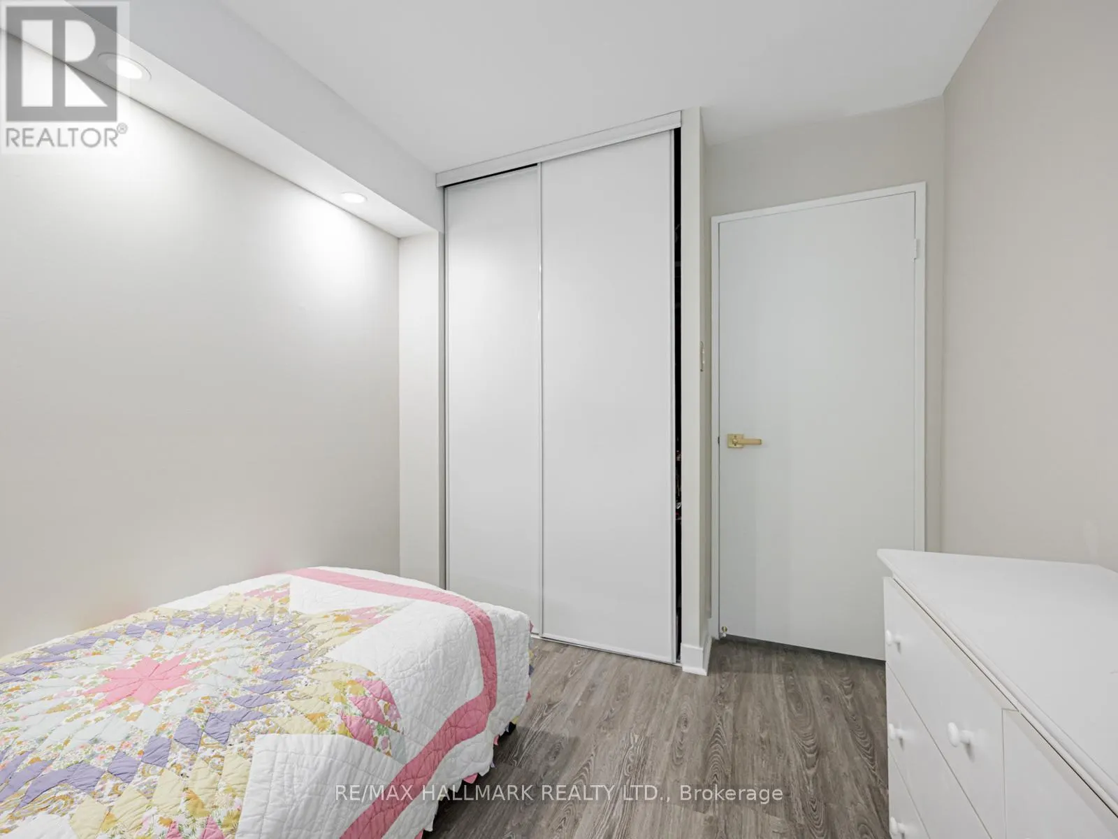 104 - 40 SUNRISE AVENUE
