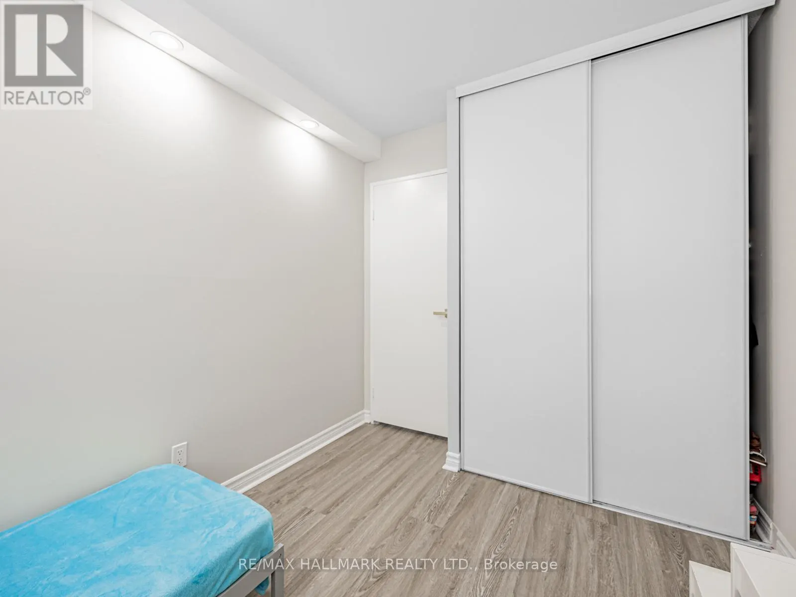 104 - 40 SUNRISE AVENUE