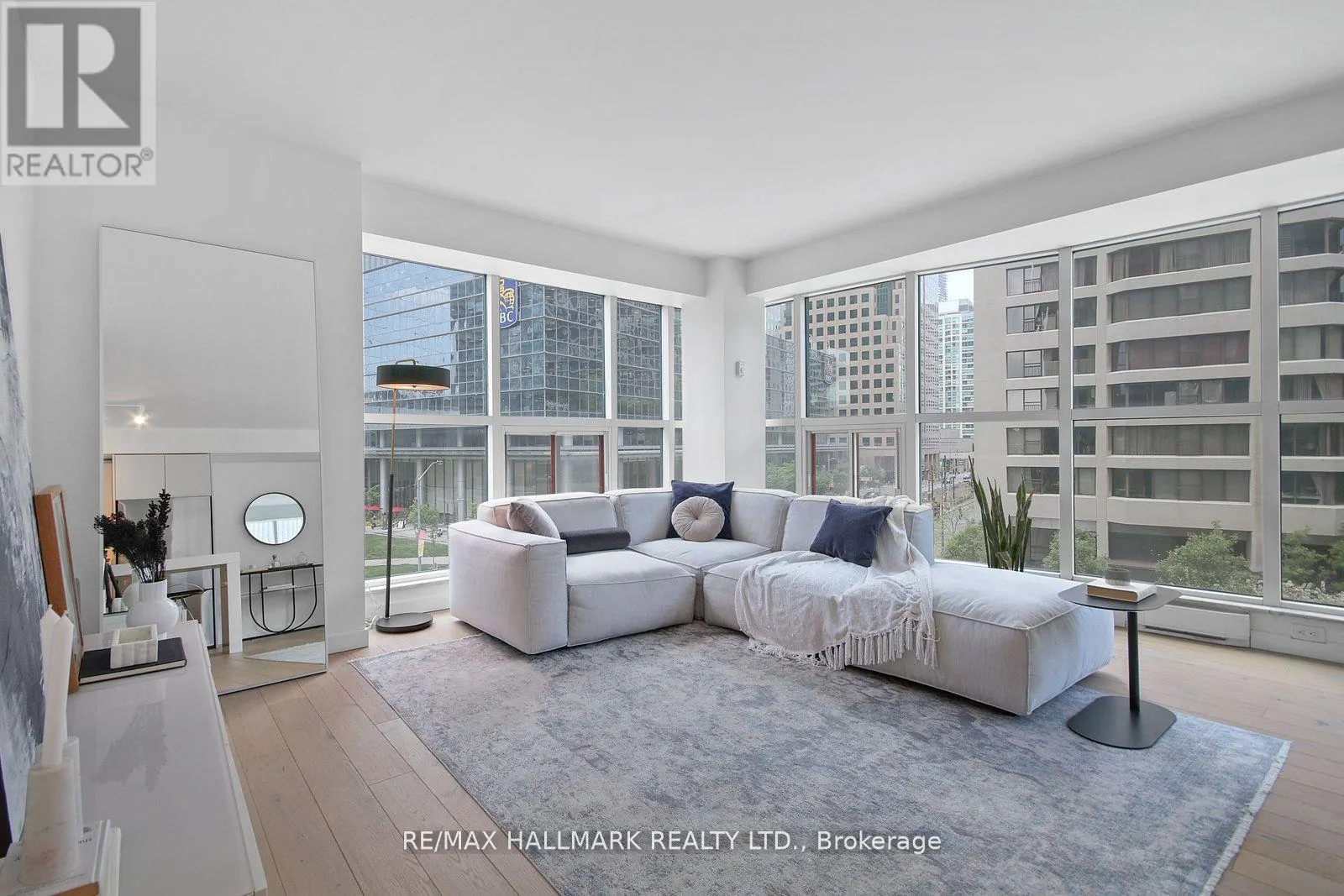 502 - 77 HARBOUR SQUARE