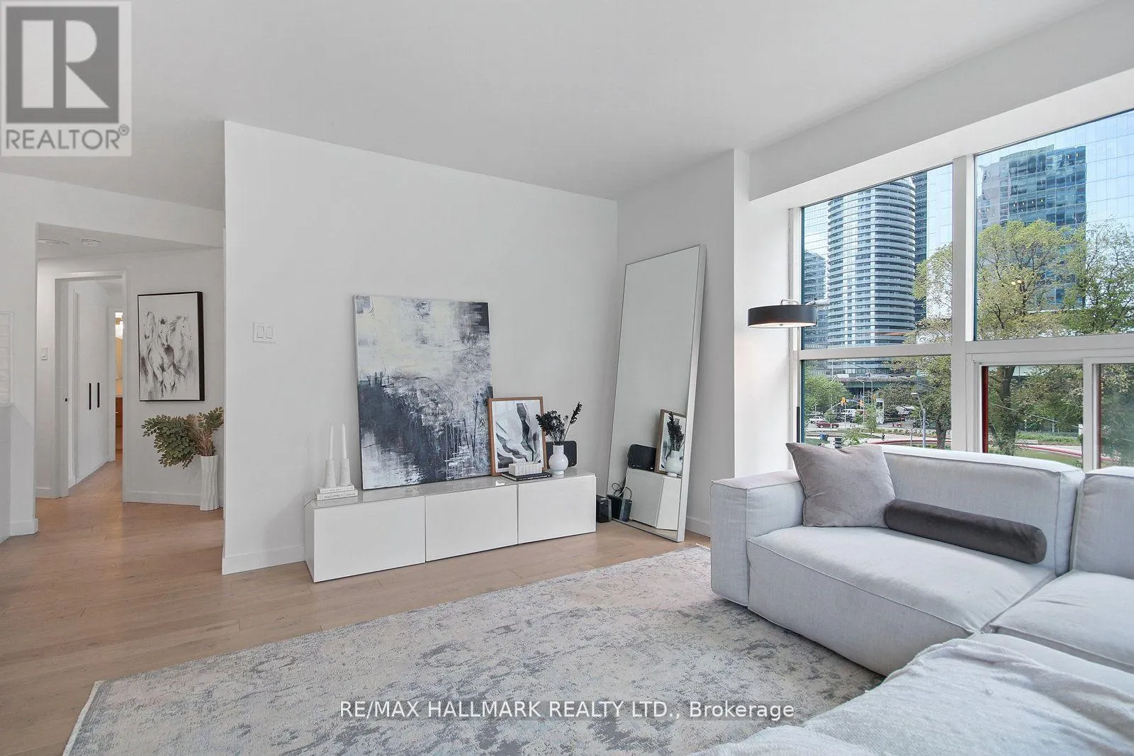 502 - 77 HARBOUR SQUARE