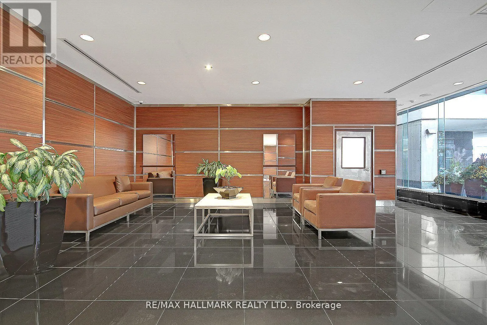502 - 77 HARBOUR SQUARE