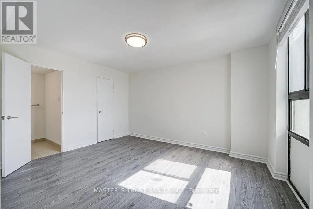 1110 - 260 SENECA HILL DRIVE