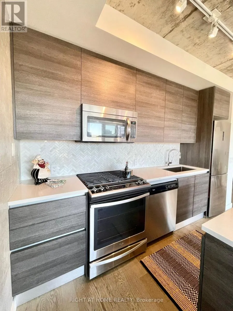 1205 - 111 BATHURST STREET