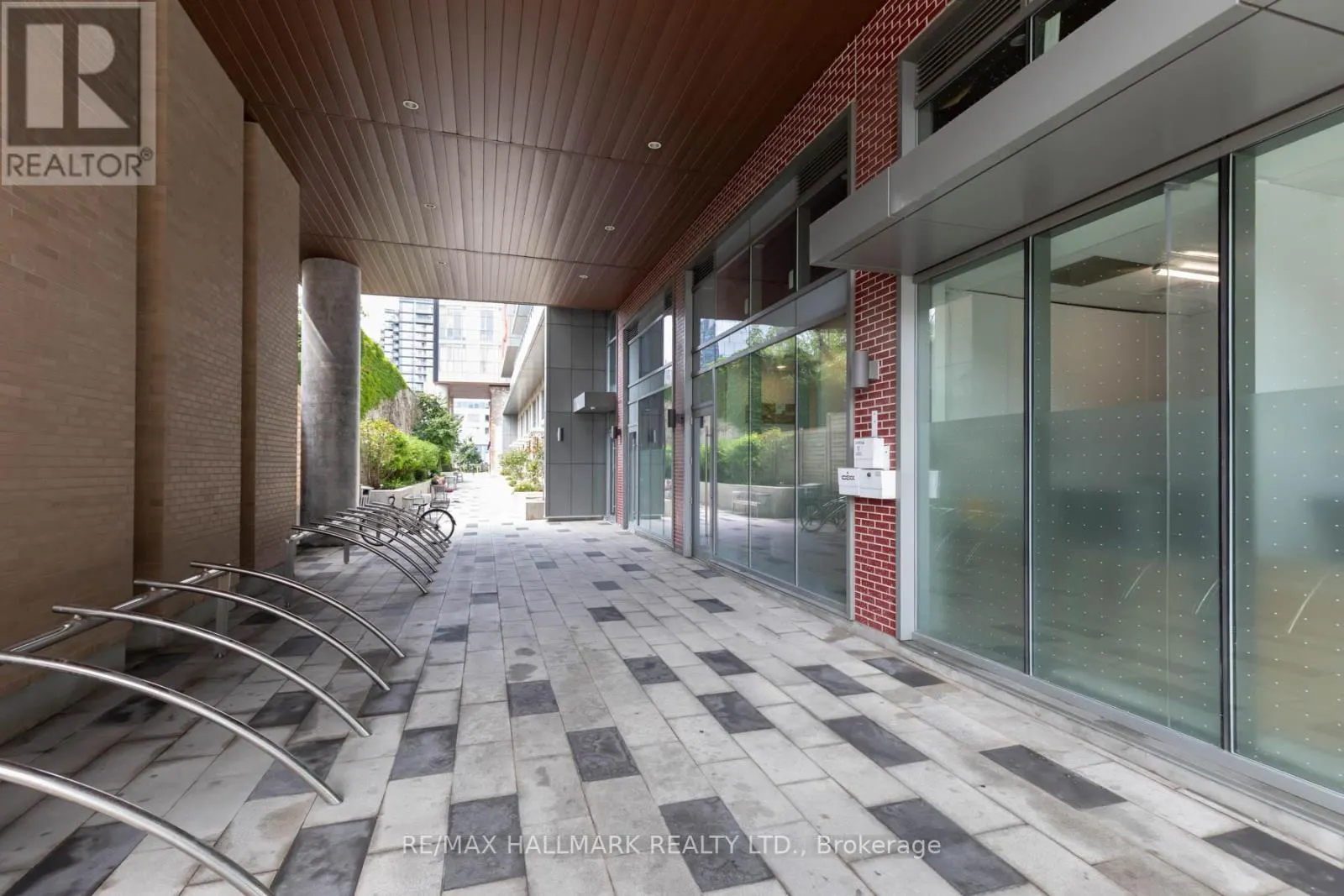 816 - 120 PARLIAMENT STREET