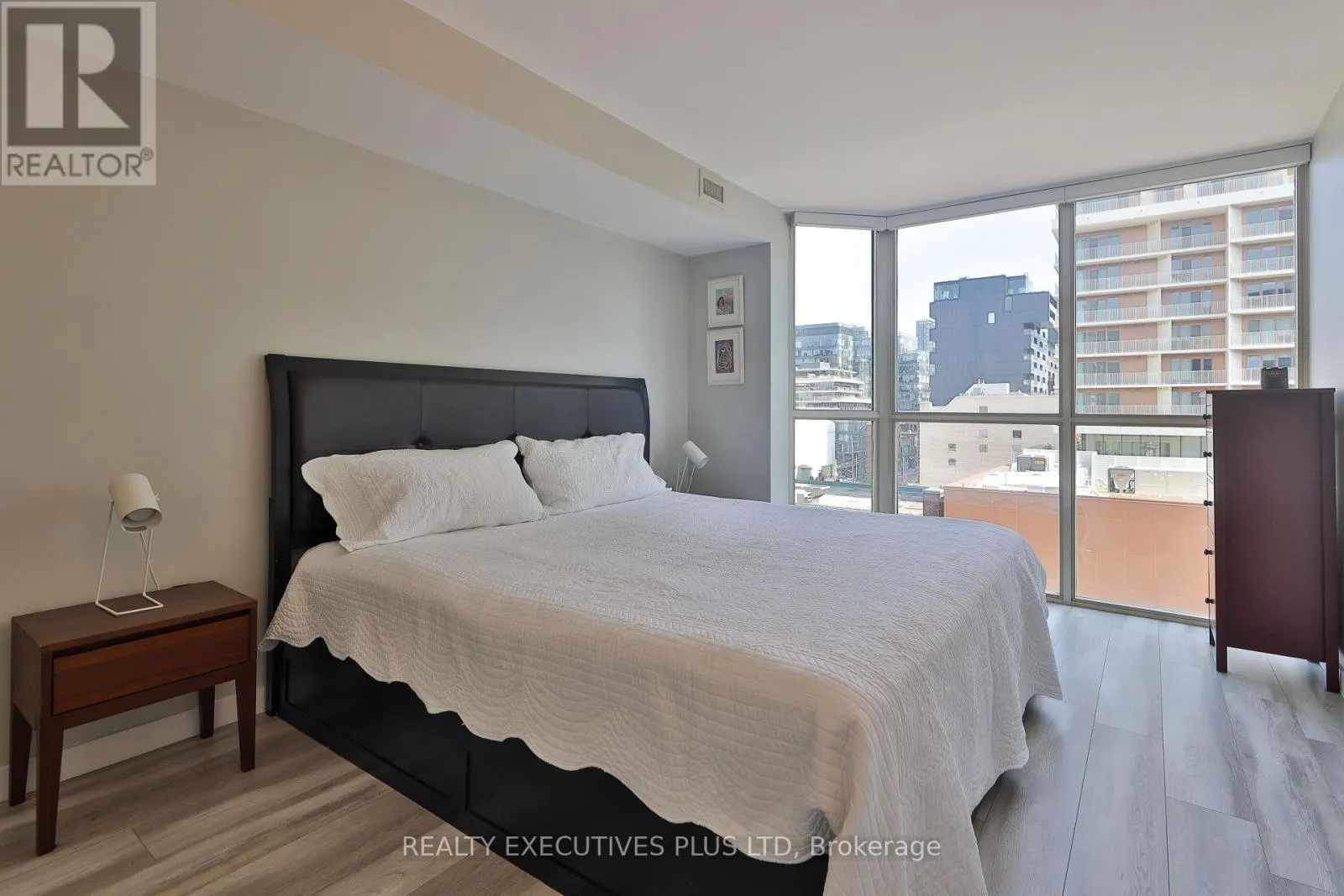 811 - 701 KING STREET W