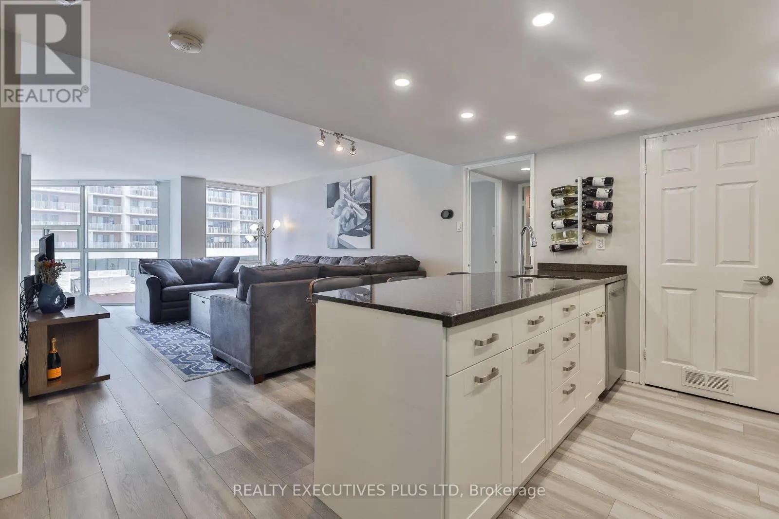 811 - 701 KING STREET W