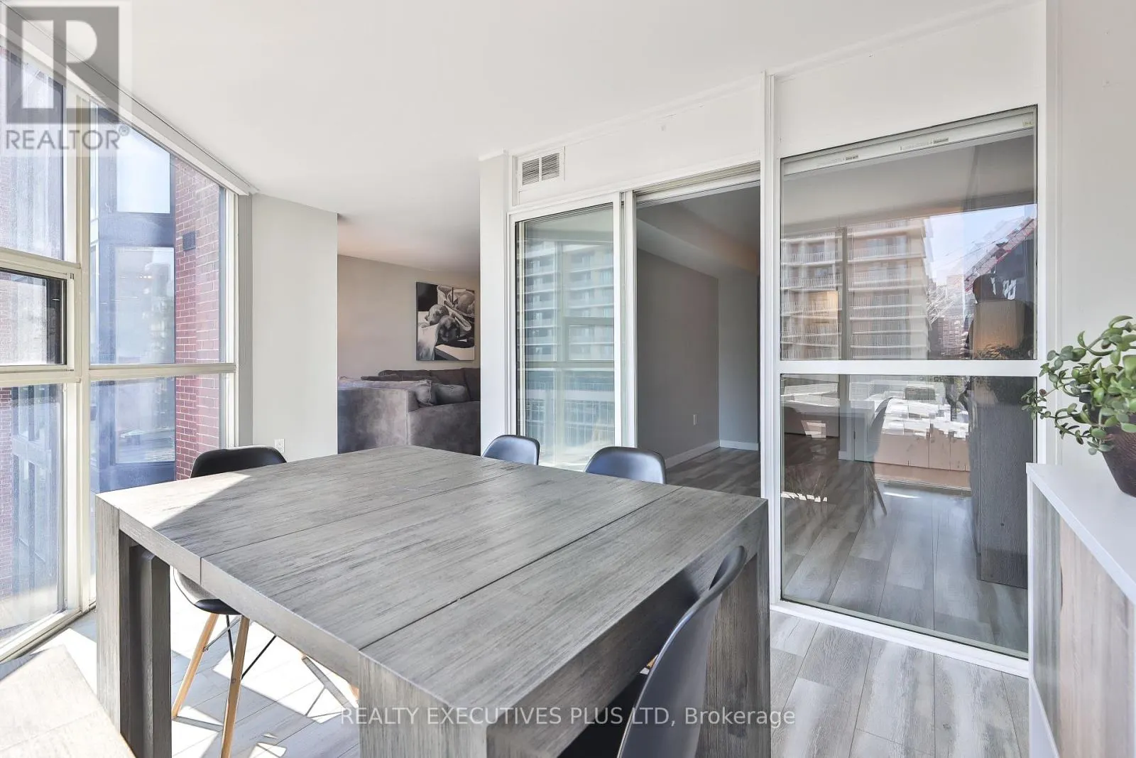 811 - 701 KING STREET W