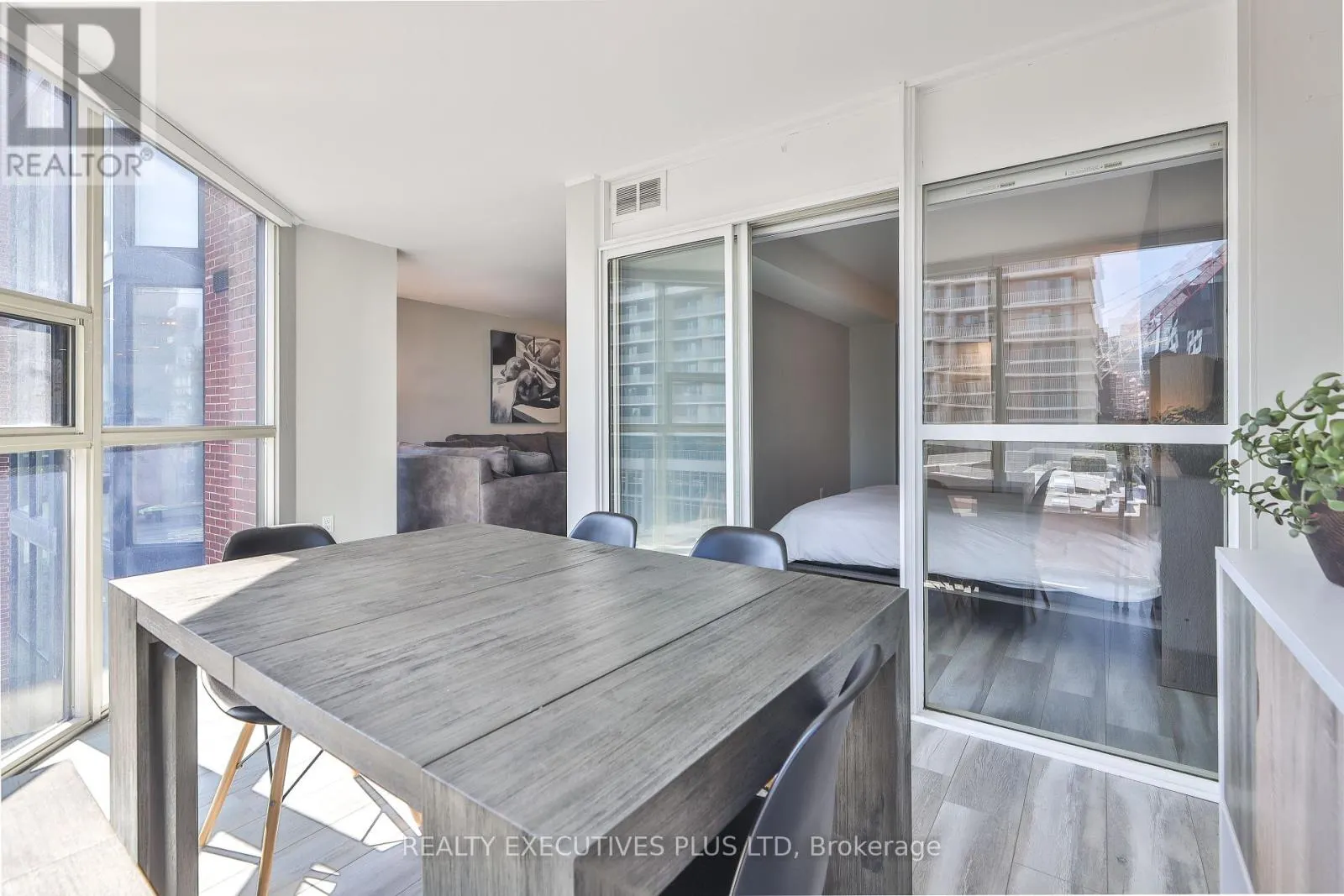 811 - 701 KING STREET W