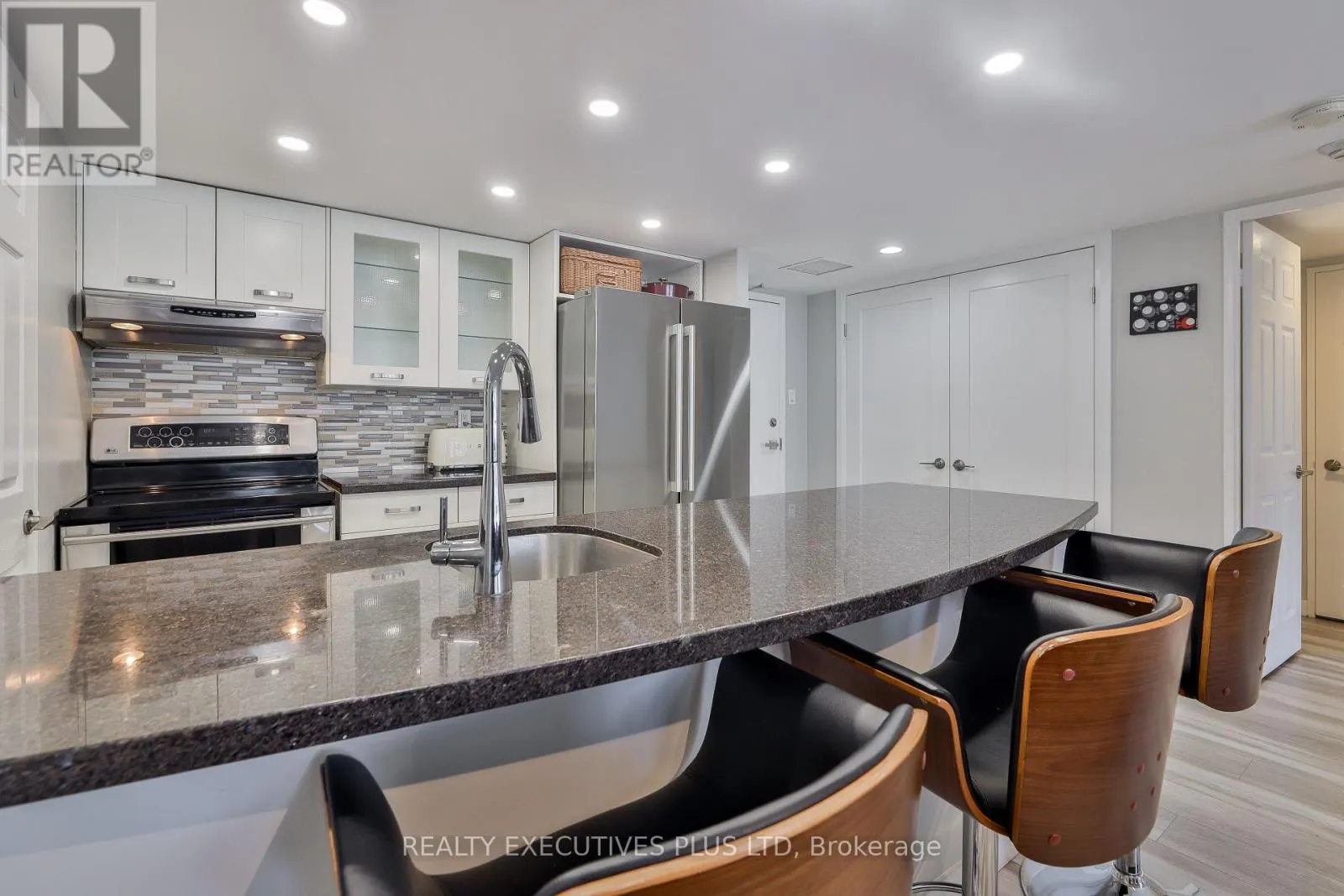 811 - 701 KING STREET W