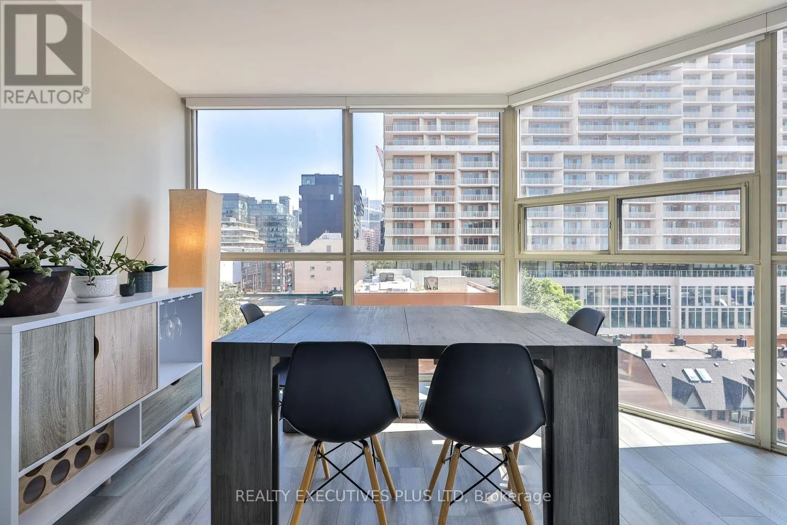 811 - 701 KING STREET W