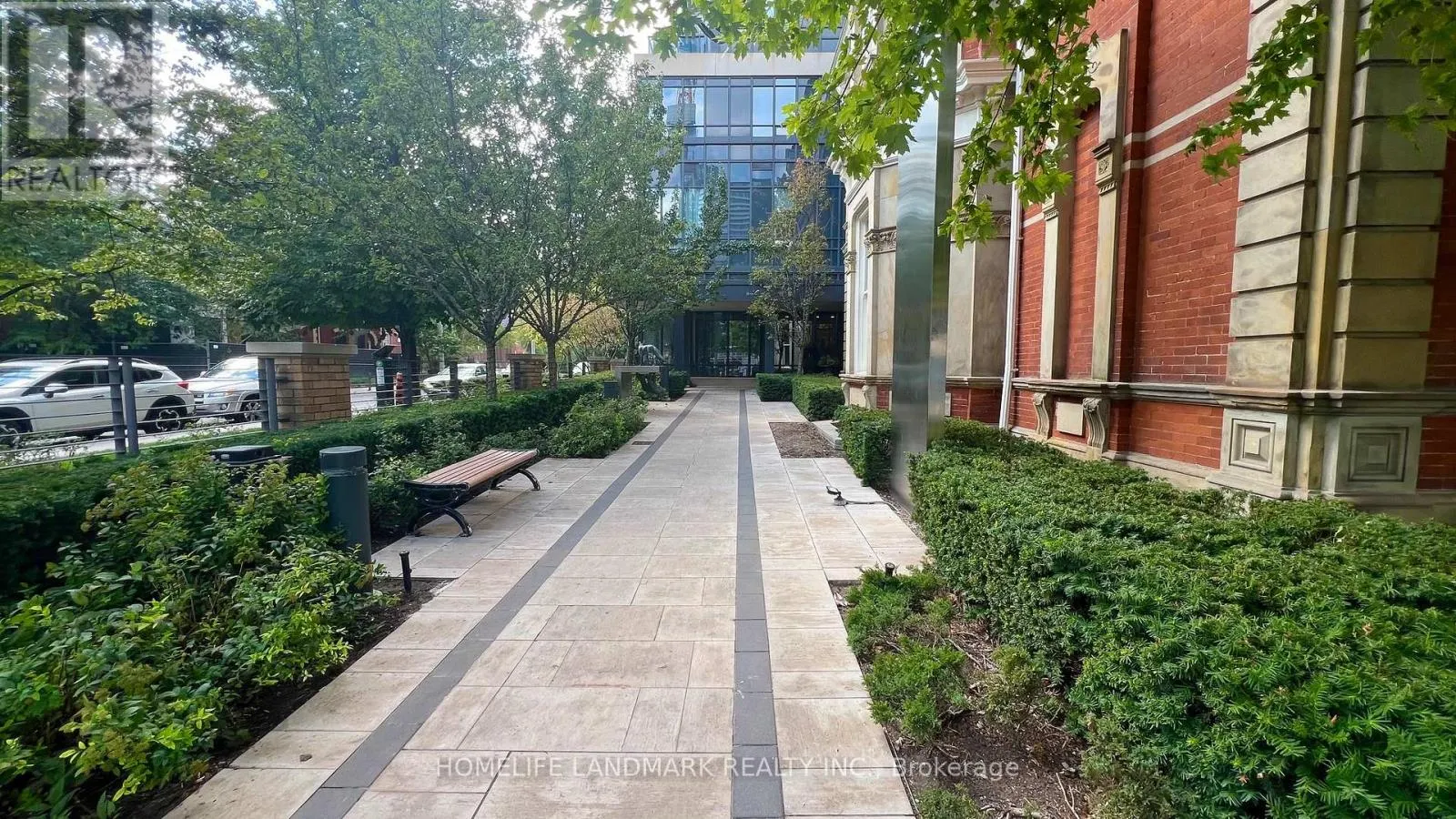 305 - 28 LINDEN STREET