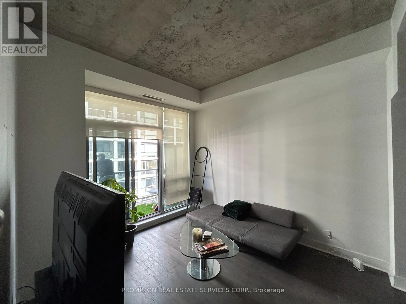 517 - 399 ADELAIDE STREET W