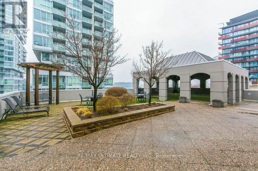 1004 - 140 SIMCOE STREET