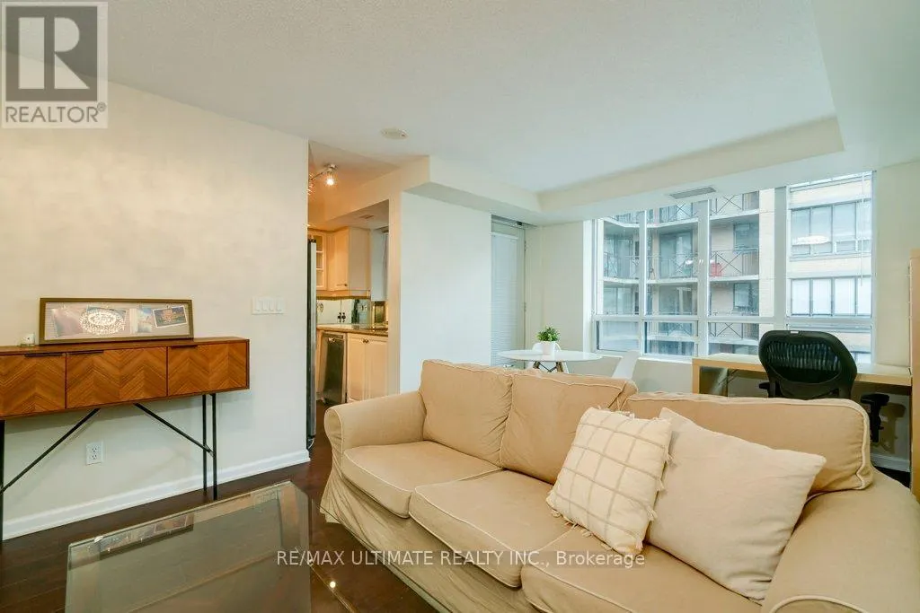 1004 - 140 SIMCOE STREET