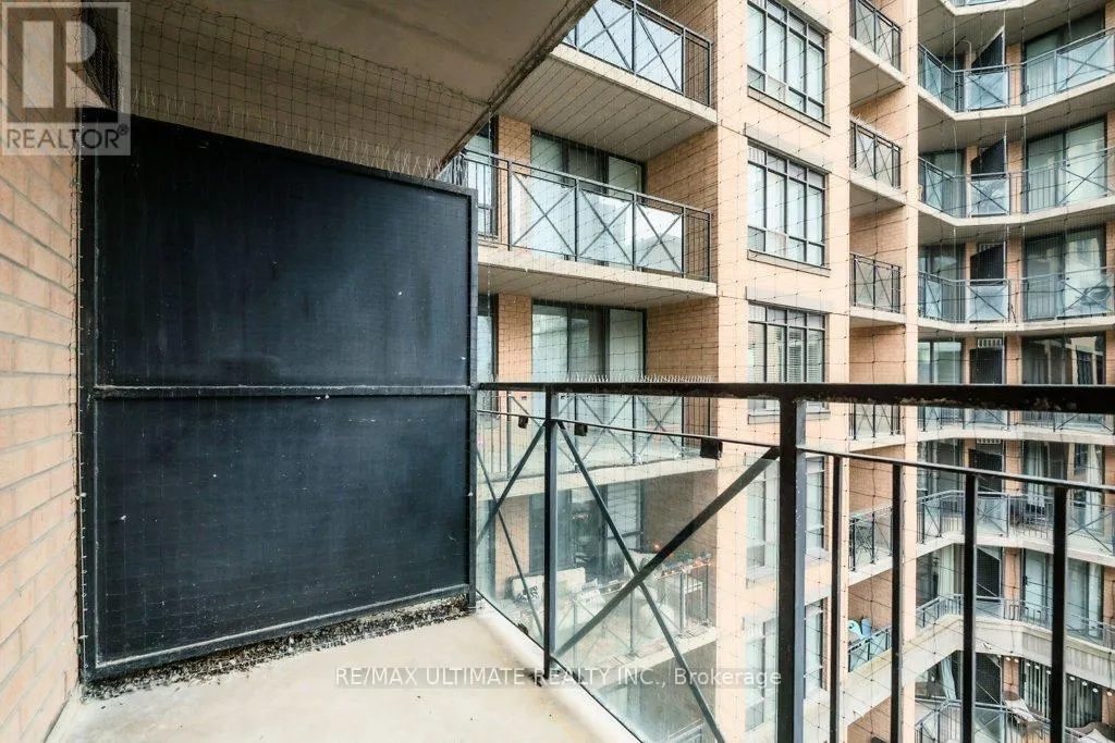 1004 - 140 SIMCOE STREET