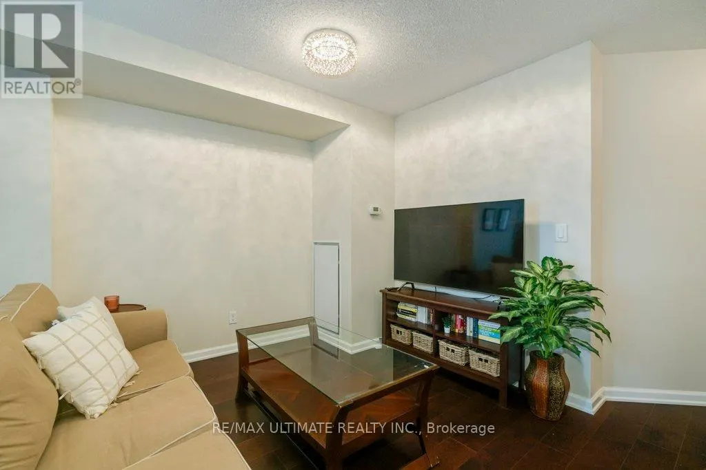 1004 - 140 SIMCOE STREET