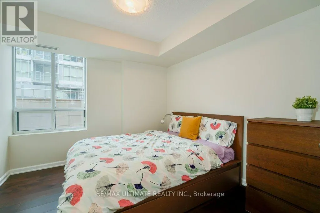 1004 - 140 SIMCOE STREET