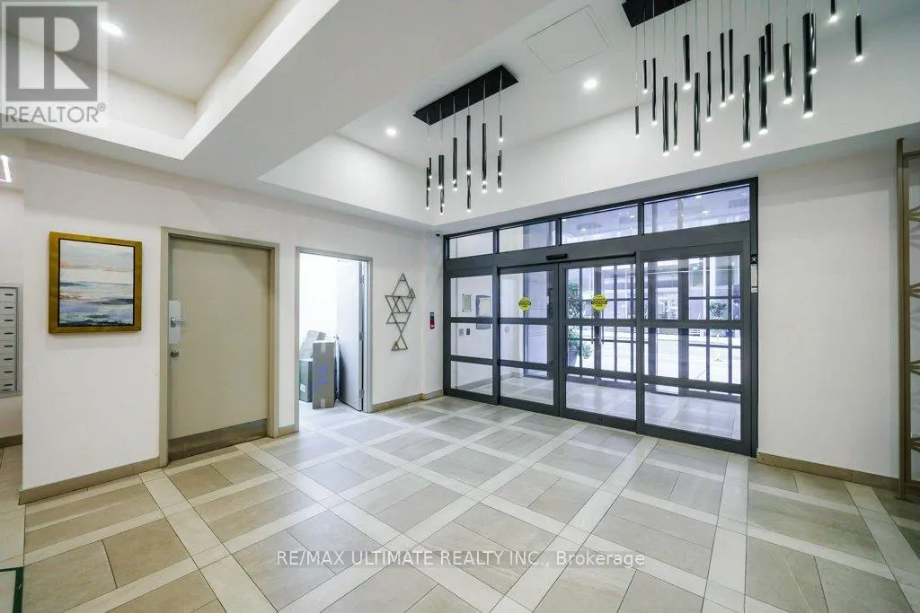 1004 - 140 SIMCOE STREET