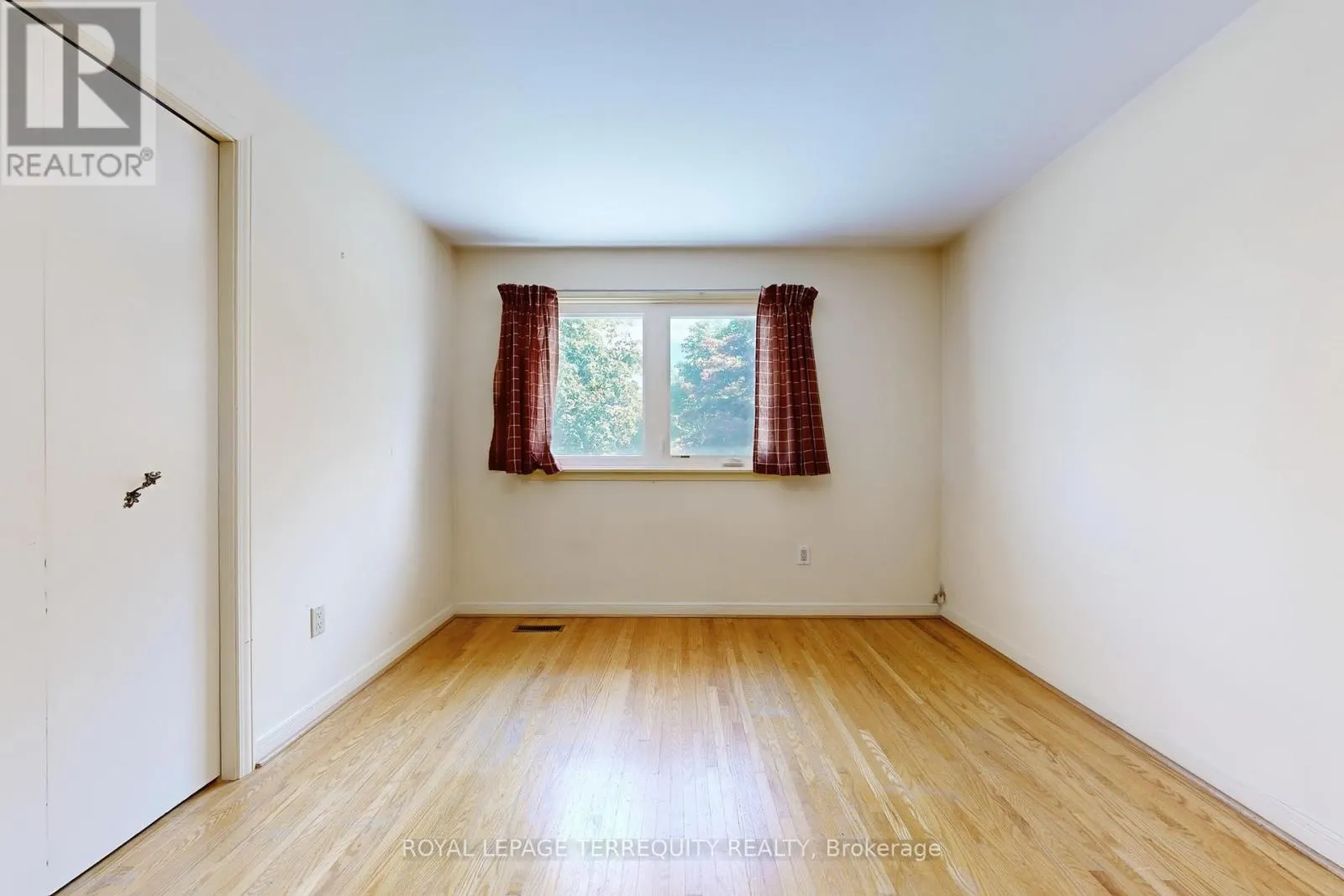 6 TEPEE COURT