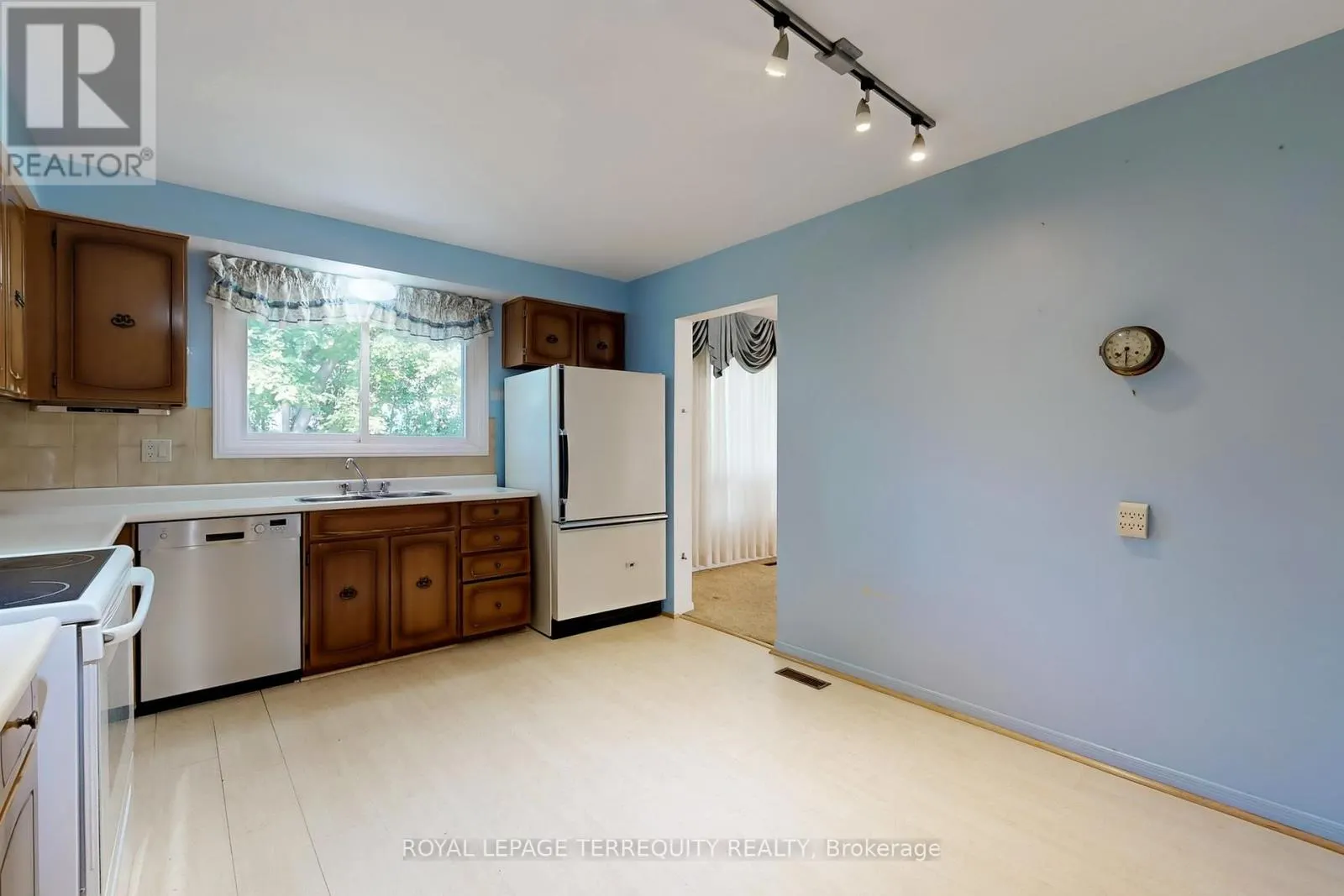 6 TEPEE COURT