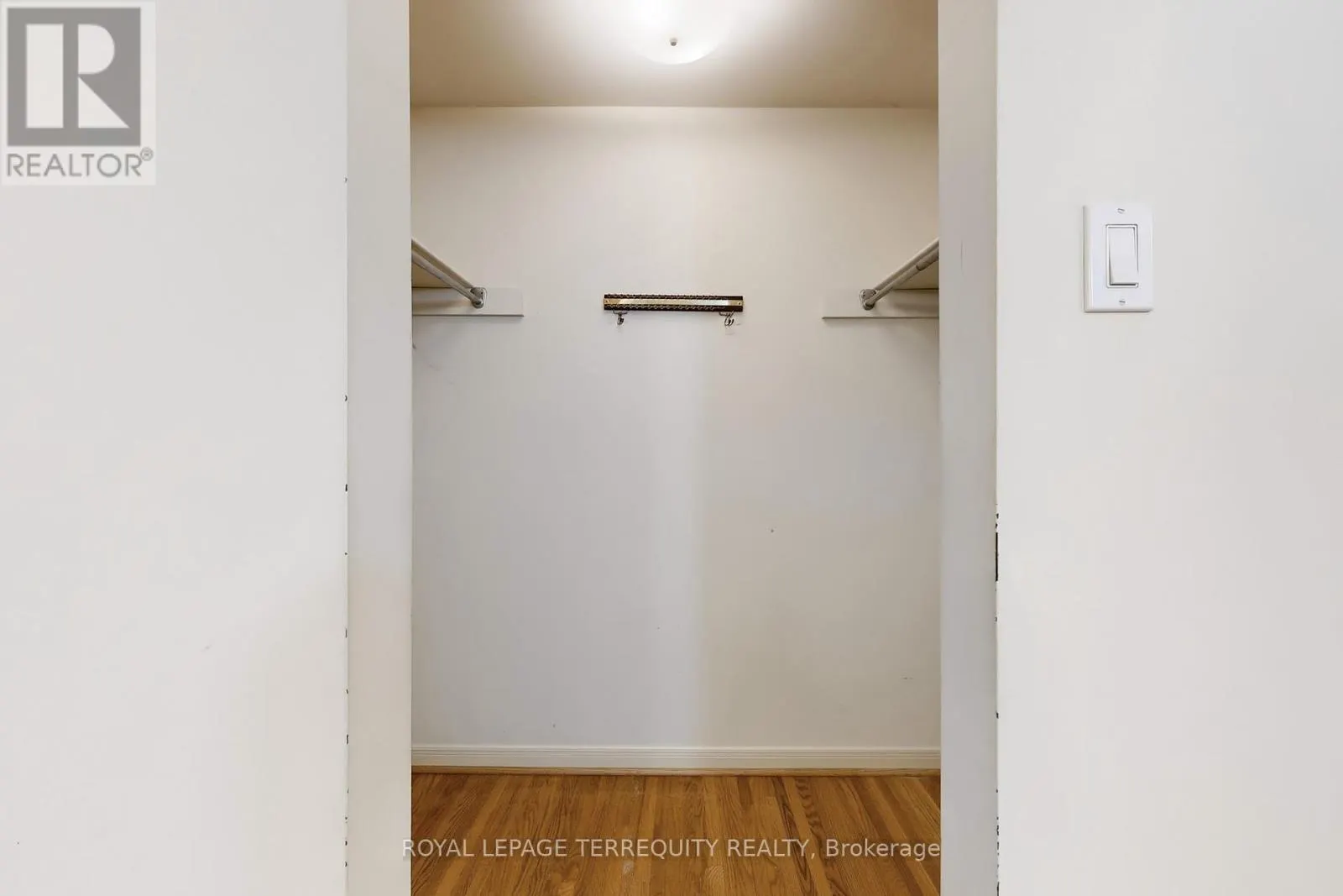 6 TEPEE COURT