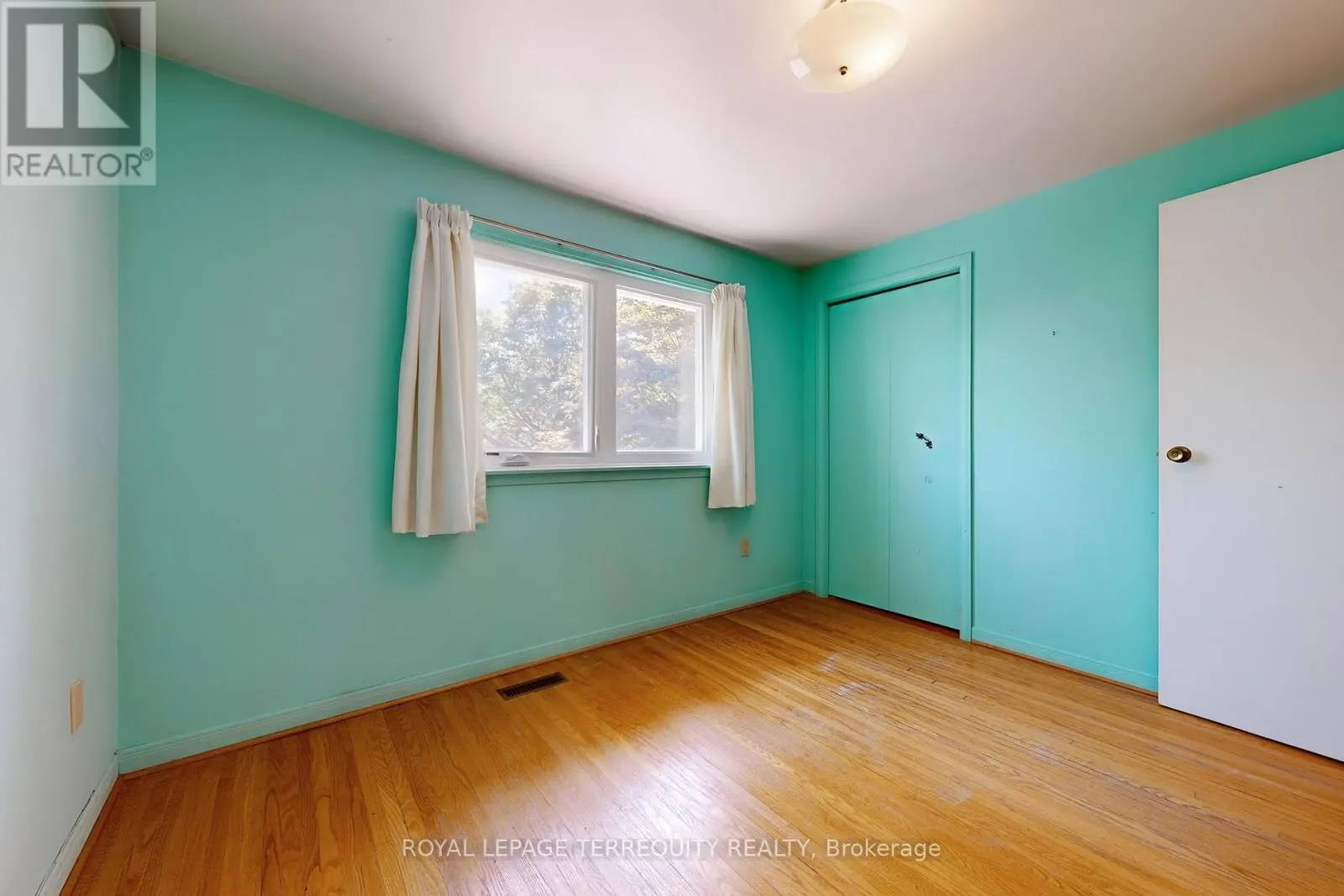 6 TEPEE COURT